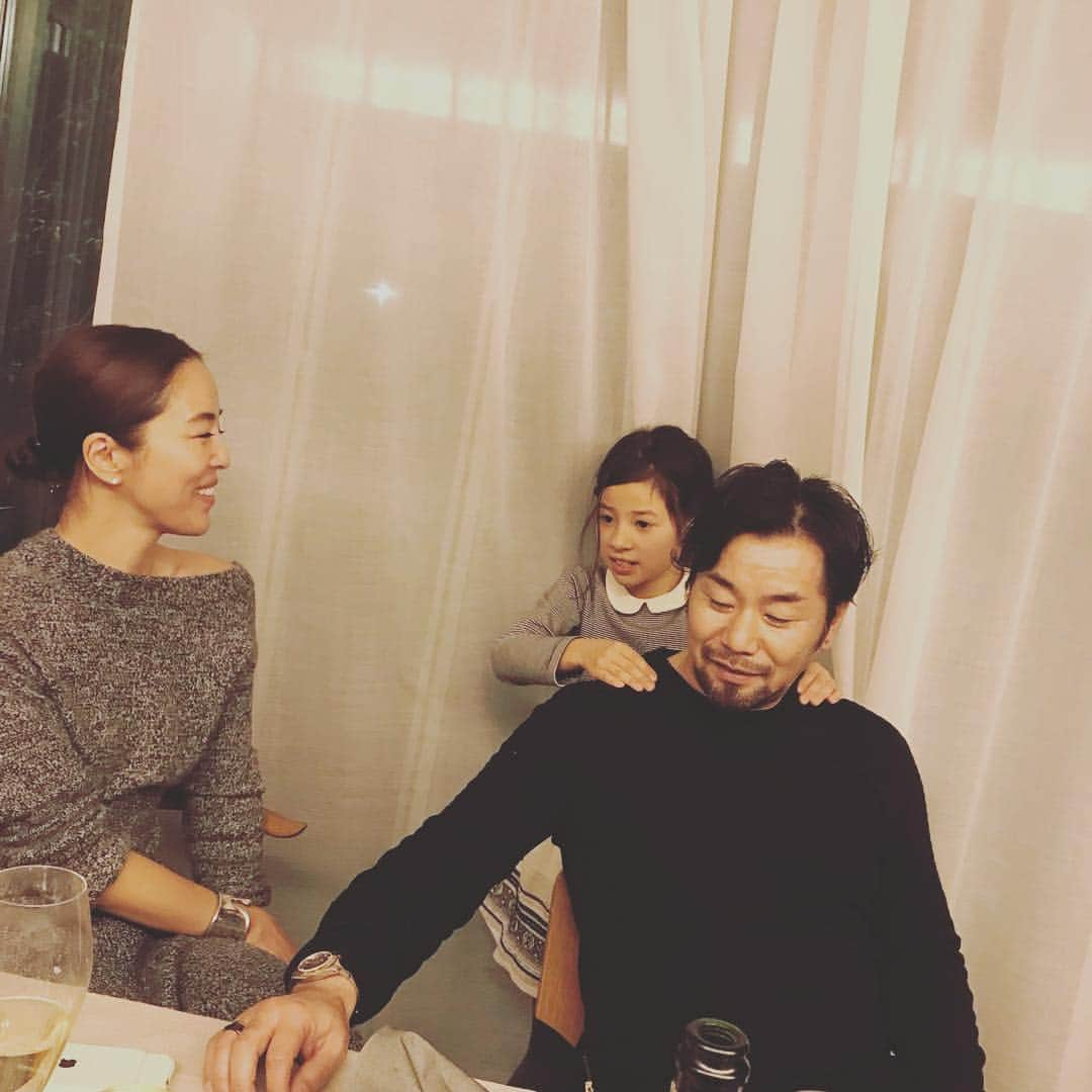 鈴木六夏さんのインスタグラム写真 - (鈴木六夏Instagram)「ひとしきり踊り終えたマヤ様。 夫の肩揉み。 お小遣いを要求しています🤣👍🏻 #休日のひと時♡ @naokookusa  @saikoinsta」11月26日 14時57分 - rikuka.62