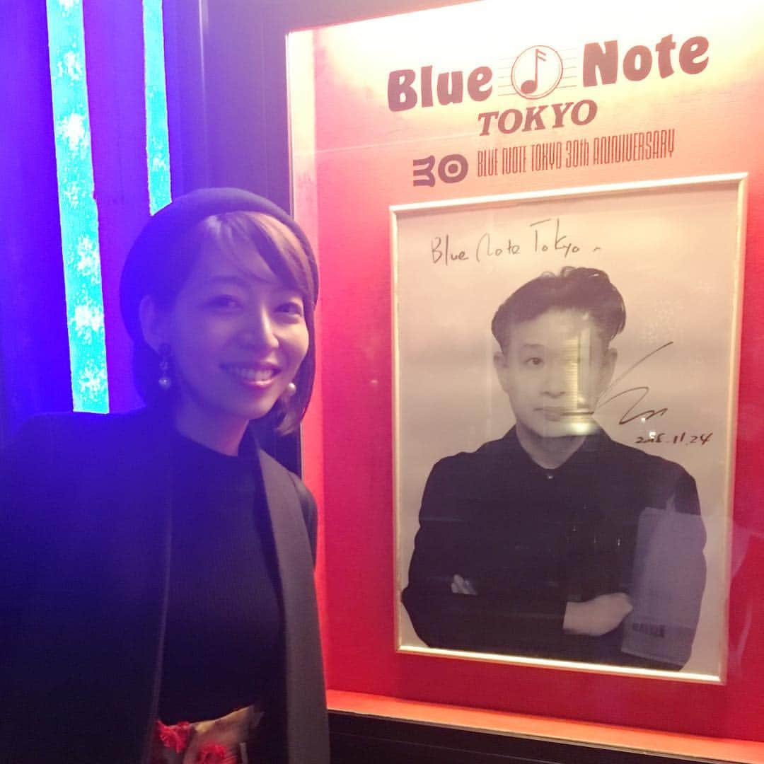 由梨香さんのインスタグラム写真 - (由梨香Instagram)「三宅純さんのブルーノート公演に行ってきました！！﻿ ﻿ 三宅純さんの音楽が好き過ぎます﻿ ﻿ 圧巻のステージ…﻿ 人間の強さも儚さも﻿ 美しさも醜さも﻿ 全部が楽曲から強烈なパワーを放っていて﻿… ﻿ 私も人生をかけてそんな音楽を描いていきたい﻿ ﻿ 三宅純さんに厳選されたミュージシャン、スタッフさん達も本当に素晴らしいの一言﻿ ﻿ いつもお世話になっているエンジニアの山本哲哉さんも﻿ 素敵なサウンドを作るメンバーの一員で﻿、ステージサイドでサウンドをコントロールするそのお仕事ぶりにまた感動﻿ ﻿ まったくミーハーのけはない私だけど 笑﻿ 以前 三宅純さんにサインして頂いたCDは﻿ずっと制作スペースに飾ってある ﻿ 神棚みたいなものです笑﻿ ﻿ あぁまたエネルギーをいっぱい頂いた﻿ ありがとうございます﻿ ﻿ 人間って素晴らしい﻿ ﻿ #三宅純 #圧巻とはこのことだ ﻿ ﻿」11月26日 15時00分 - yurikapiano