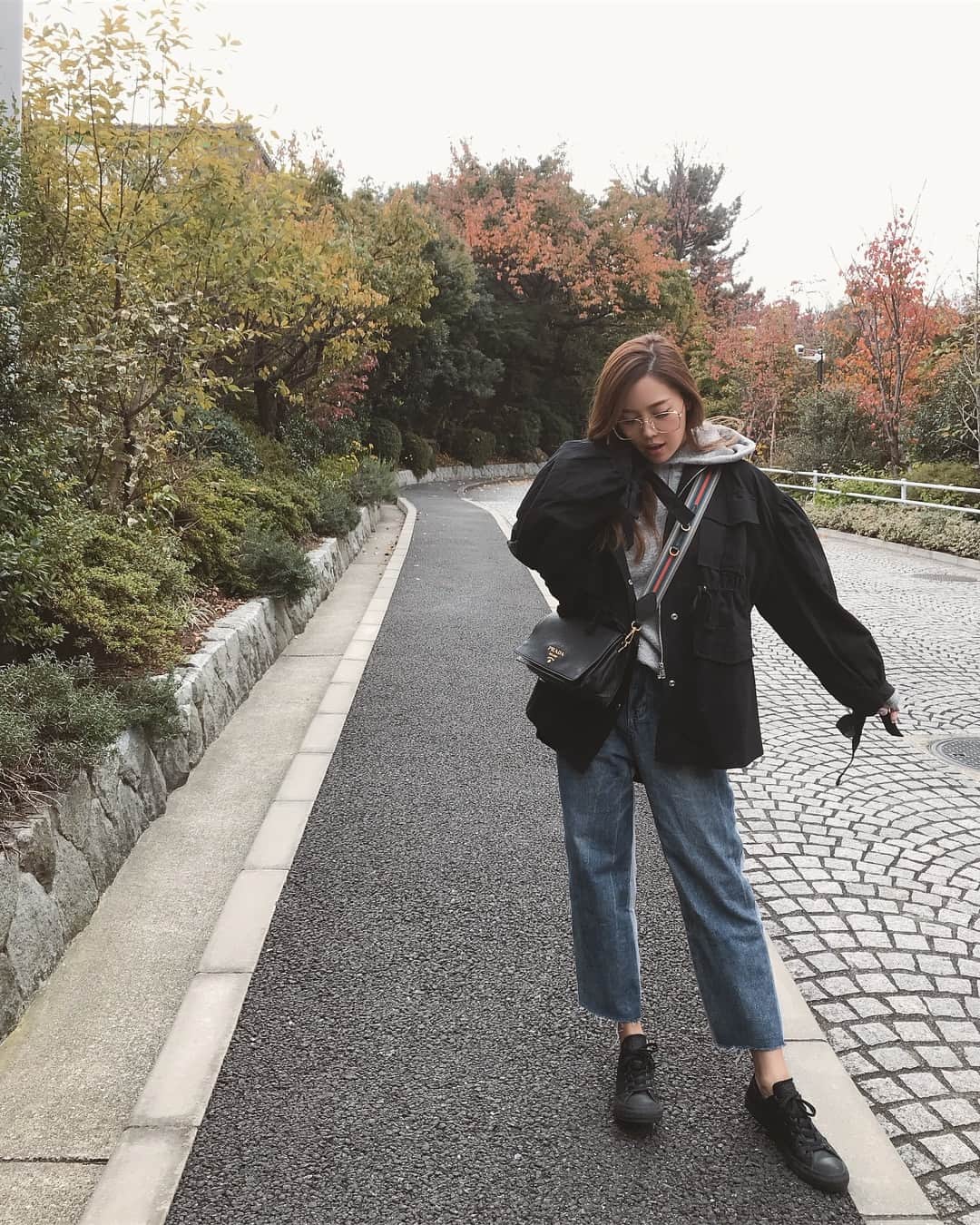 のインスタグラム：「今日は奥渋でランチ😽 近所だし楽ちんスタイルで出てきたよん💛🍂 リボンコートもデニムパンツも最近GETしたお気に入りアイテム◡̈♥︎ * * * #cjjuri #jurixoxoxo #dayoff #goodday #ootd #udresser #fashion #shibuya #tokyo #japanesegirl」