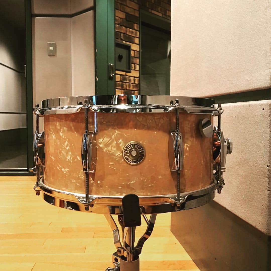 のインスタグラム：「いつものメイン(GRETSCH Broadkaster 6.5)を、今日はコンサートスネアのようなチューニングで録りました。一台何役もできるこの楽器にいつも助けられています。懐かしめなルックスですがまだ5歳くらいです。#gretschdrums」