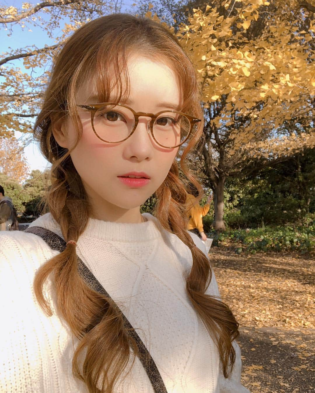 重盛さと美さんのインスタグラム写真 - (重盛さと美Instagram)「前髪のびた。 分けて巻いてみた🦒🍁 #3枚目いじわるそうな顔（笑） #素顔（笑）」11月26日 16時45分 - satomi_shigemori