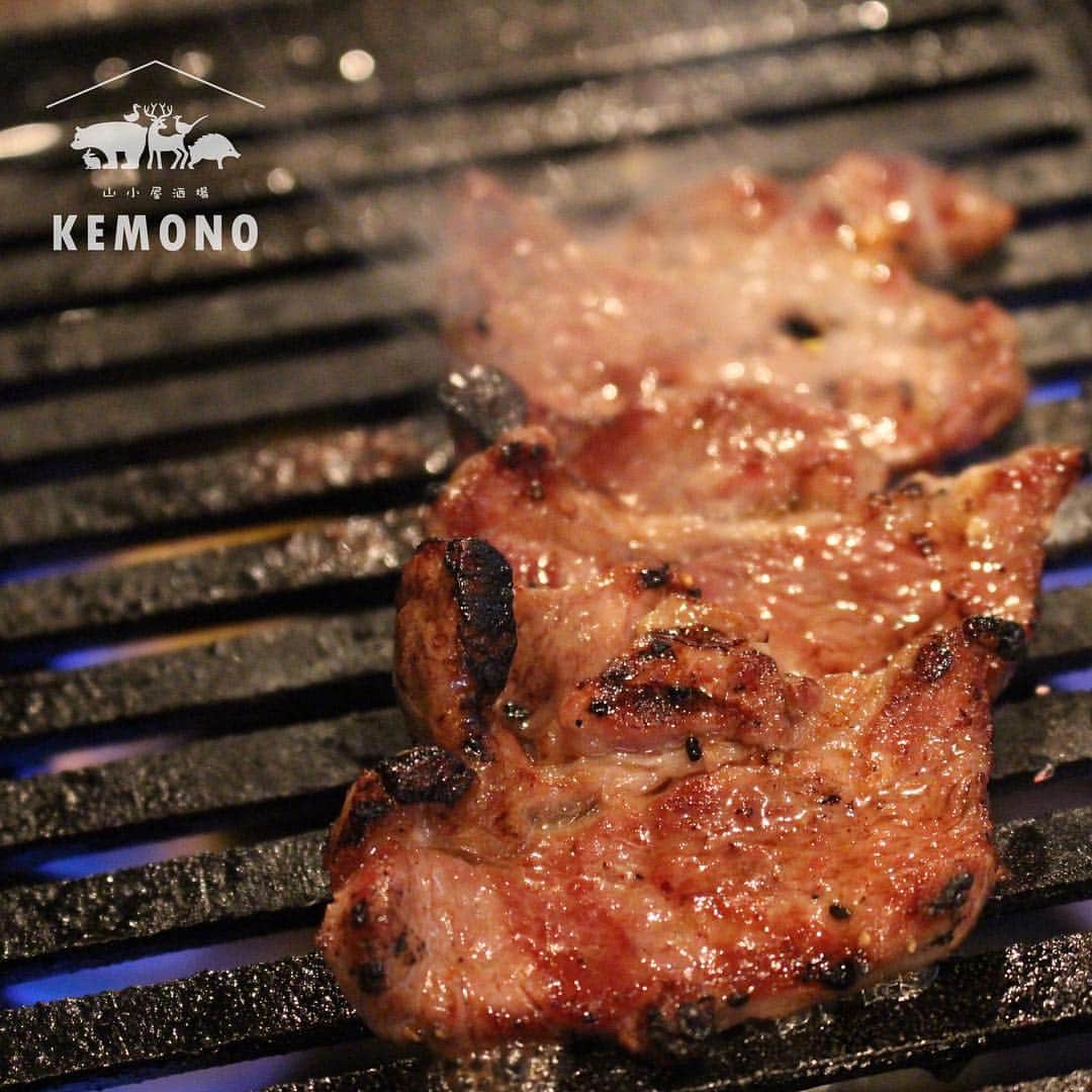 KEMONOのインスタグラム：「. 🐏牧場直売、国産ラム肉🐏 . 肉質がやわらかくジューシー‼️😆✨ ラム肉はクセになる事、間違いなし☝️ . #KEMONO #ラム肉 . #ジビエ #国産 #ジビエ料理 #鍋 #日本酒 #ワイン #ビール #焼肉 #肉 #ステーキ #グルメ #高タンパク #ダイエット #野生 #山 #自然 . #ミナミ #大阪 #難波 #道頓堀 #裏なんば . #osaka #dotonbori #yakiniku #japanesefood #instafood」