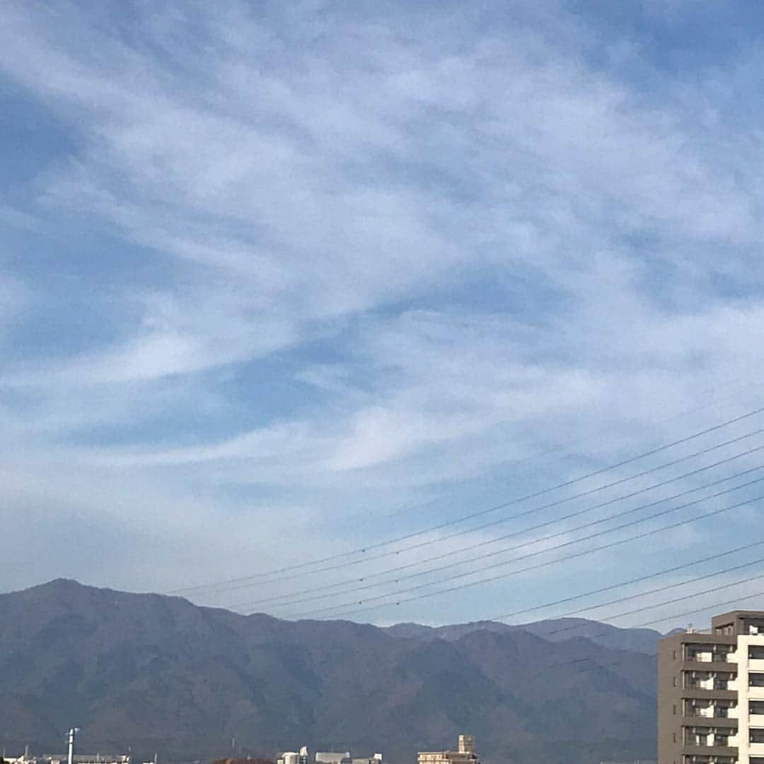 池山文のインスタグラム：「今朝の海老名の空と昨日夕方の市川の空。どの空も続いていて、その向こうには宇宙✨と思っただけで幸せ💕。今日はおそらく、今年最後の海老名でした。海老名の某企業様には、今年も、とーーってもお世話になりました！沢山の出会いに感謝です。なんだか年末気分になってしまったけれど、まだ11月。今年もまだまだ楽しみすぎることが😍。頑張ります❣️#企業研修  #スピーチトレーナー #フリーアナウンサー  #めぐりあい宇宙」