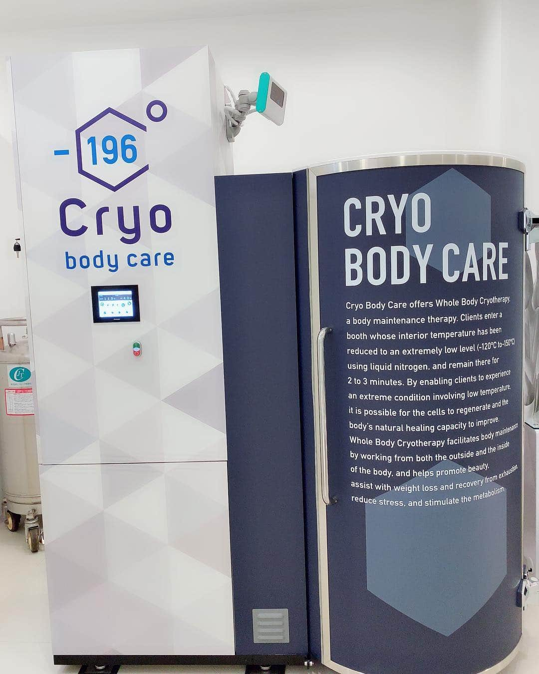 美波千夏さんのインスタグラム写真 - (美波千夏Instagram)「先日としみんとCryo Body Care( @cryobodycare )で、話題の全身冷却療法『クライオセラピー』を体験してきましたー😉❤️ . クライオセラピーは超低温（-150℃～-120℃）のキャビンに1～3分間入ることで血のめぐりを促してくれるというもの。 テレビで見てすごく気になっていたんです！代謝促進効果あって美容にとてもいいんだとか☺️ ヴィクシーモデルも利用していたり、美容大国韓国でも今注目されています。 . いざ体験！マシンの中に入り下着だけに！ドキドキの中スイッチオン！…白く冷たい風が出てきて徐々に冷たくなっていきます。肌に直接冷気が当たることなんて人生においてなかなかないですよね！最初の感想は『寒い！』でしたが、痛みは意外と平気😳Cryo Body Careの方にも『強いと思いました！』って言われました！ん…？なんででしょう？🤔笑 1分20秒くらいで太ももあたりがピリッとしてきました。今まで感じたことのない感覚。でも全然耐えられる痛みでした！ 時間延長しようと思いましたが、初回なのでやめておきました！次回は2分くらいやってみたいな☃️ . マシンから出て足を触ると冷たいっ！そして着替えているうちにだんだんポカポカしてきました。汗をかく人もいるそうですよー！ 極限まで冷やされた体が、一生懸命体温をあげようと頑張るそうです！半身浴などの温めてあげるものとは逆転の発想ですね。 . 欧米のアスリートの方は疲労軽減の最新のリカバリー手段として使っているそうです。クリスチアーノ・ロナウド選手はなんと自宅に保有してるというから驚き！😳 . アスリートの方はもちろん、ですが美容効果、ダイエット効果、睡眠改善効果があります！血行促進効果なので、寝れないよーという方や、冷え性の方にもおすすめです🌟 . 私が行ったCryo Body Careには、ラグビー選手（元オールブラックスのスーパースターダン・カーター選手も来店利用）や、Ｂリーグの選手等の有名アスリートも通っているそうです！ 表参道駅からすぐ近くのAoビル内にあるのでアクセスも良好❤️ぜひ気になる方は行ってみてください！ . . .  #cryotherapy #cryobodycare #beauty #表参道 #クライオセラピー #美容 #デトックス #PR」11月26日 17時24分 - chinatsu_minami