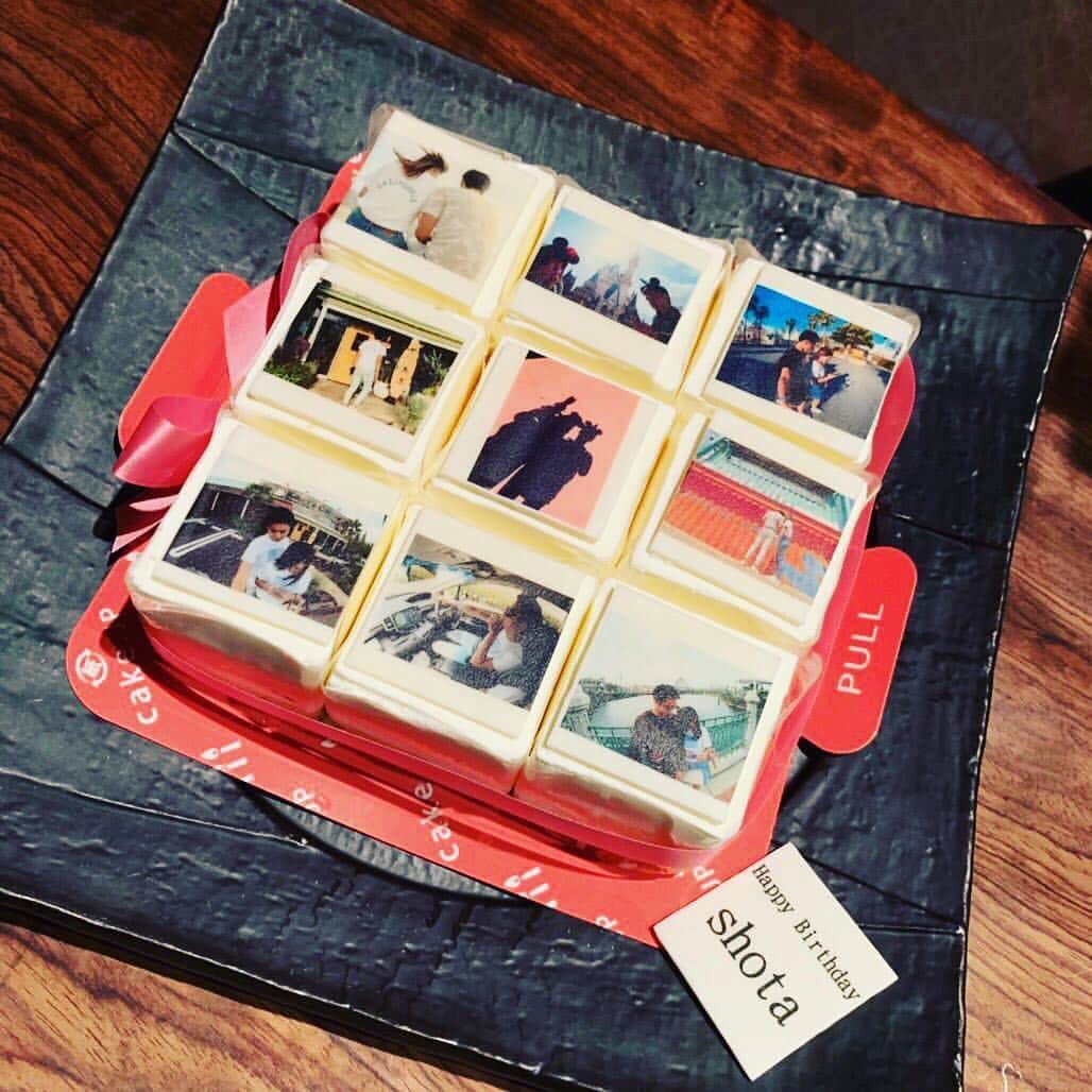Cake.jpさんのインスタグラム写真 - (Cake.jpInstagram)「本日は、彼氏さんに向けた『ケーキのアルバム』でのサプライズを#repost ! 今回は彼氏さんのお誕生日をふたりでお祝いされたのだとか✨ 思い出のシーンのケーキを囲んで2人で素敵なひとときを過ごされたようです♥ ✧ 📷photo by @neiro726 さま 素敵なシーンのシェアをありがとうございました♪ ✧ 今回のお祝いにご利用いただいたのは、#インスタ映え 抜群のアルバムキャレケーキ 🎂 お気に入りの思い出のお写真を1つ1つのケーキにあしらうので、あなただけの#カスタマイズ が可能♪ 大切な人とのステキな思い出になること間違いなし の#写真ケーキ です📸 . 🎂こちらのケーキが気になる方は画像をタップ！！🎂 . ✧フォトジェアニバーサリーコンテスト開催中✧ お祝いのシェアは→ #フォトジェアニバーサリー #cakejp でタグ付けを♥ . #アルバム #写真ケーキ #キャレケーキ #フォトジェニック #インスタグラム  #フォトケーキ  #バースデーケーキ  #誕生日  #誕生日ケーキ  #誕生日サプライズ #誕生日プレゼント #サプライズ #デコレーションケーキ  #フォト  #カップル #photocake #photo #anniversary #happybirthday」11月26日 19時59分 - cakejp_official