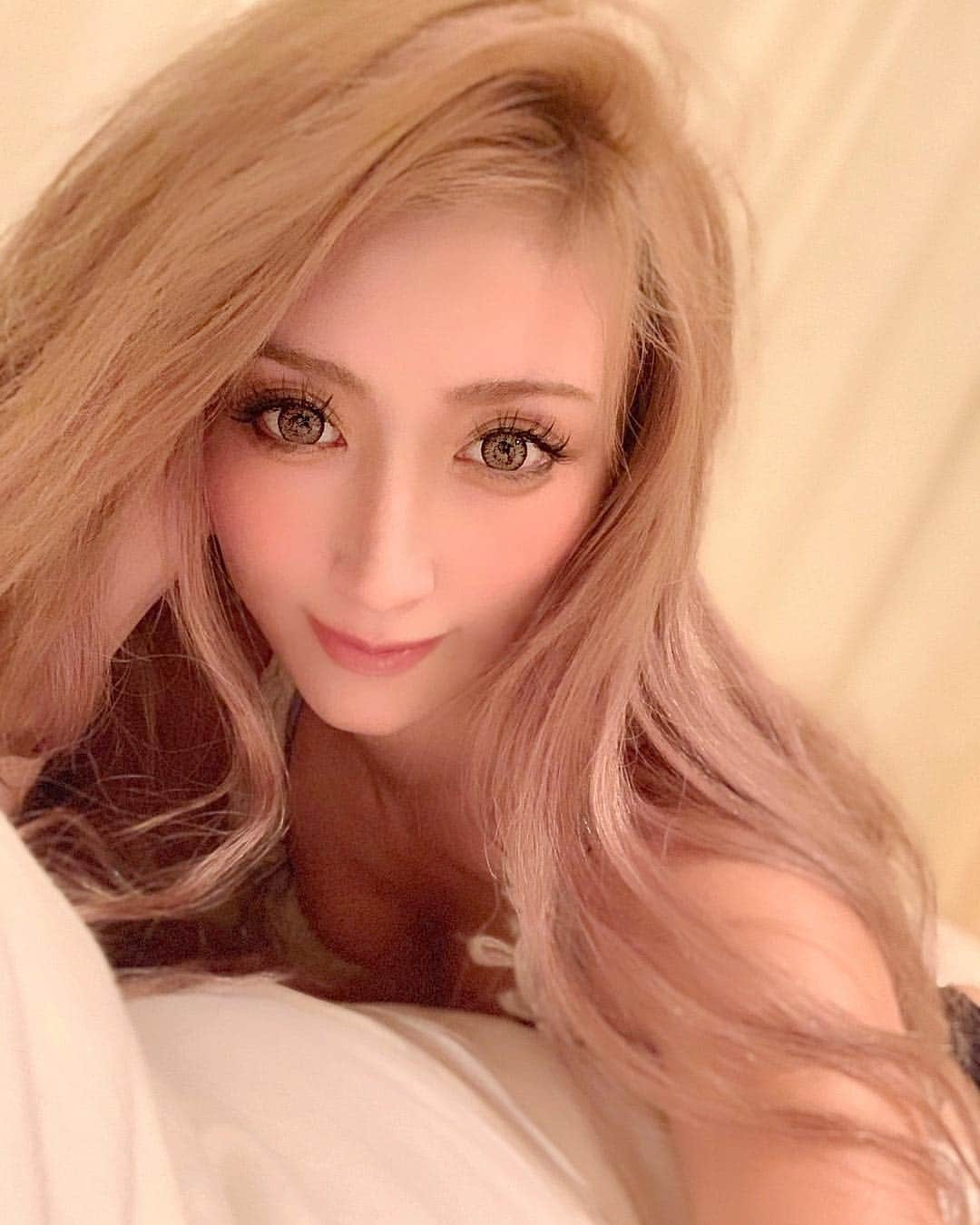 美咲あいりさんのインスタグラム写真 - (美咲あいりInstagram)「﻿ ﻿ Color contact🐝﻿ ﻿ ここ何年か定番でずーっと﻿ 愛用しているカラコン﻿ 《 @loveil_official 》﻿ ﻿ ﻿ カラコンの質問が1番多くて﻿ 最近使っているのは﻿ ﻿ ⚪︎キャラメルグロー﻿ ⚪︎シルキーベージュ﻿ ⚪︎リュールヘーゼル の﻿ 3種類をその日の気分でつけてるよ﻿ ﻿ ﻿ ちょうど良い大きさで﻿ 発色もいいし UVカットと﻿ うるおい成分「MPCポリマー」が﻿ 入っているのでつけ心地も好き♡﻿ ﻿ 写真のカラコンは﻿ キャラメルグローだよ﻿ ﻿ ﻿ #loveil﻿ #キャラメルグロー﻿ #シルキーベージュ﻿ #リュールヘーゼル﻿ #カラコン﻿ #1day﻿ #makeup」11月26日 19時54分 - misakiairi