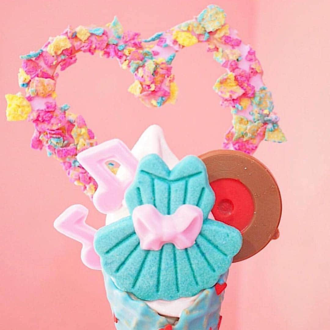 しもきたにきた。のインスタグラム：「﻿ 【 ＃eddysicecream 】@原宿﻿ ﻿ ﻿ Thank you for：@lyuukittyl﻿ ﻿ ⌒⌒⌒⌒⌒⌒⌒⌒⌒⌒⌒⌒﻿ アイスを自分でカスタマイズ出来ます﻿ コーンだけでも10種類﻿🍦 全部可愛くて迷ってしまいます﻿❣️ ﻿ ﻿ 🍽：東京都渋谷区神宮前4-26-28 1F﻿ ☎︎：03-6438-9742﻿ ﻿ 🕰: 11:00〜20：00﻿ ﻿ ⌒⌒⌒⌒⌒⌒⌒⌒⌒⌒⌒⌒﻿ #にっぽんかわいい をつけたpostから﻿ すてきなpostをリポストさせて頂きます﻿🇯🇵 ﻿ ⌒⌒⌒⌒⌒⌒⌒⌒⌒⌒⌒⌒﻿ ✨ディズニーペアチケット✨が当たる﻿ リポストキャンペーン中﻿🏰 詳しくは11月21日の投稿をCHECK🔍﻿」