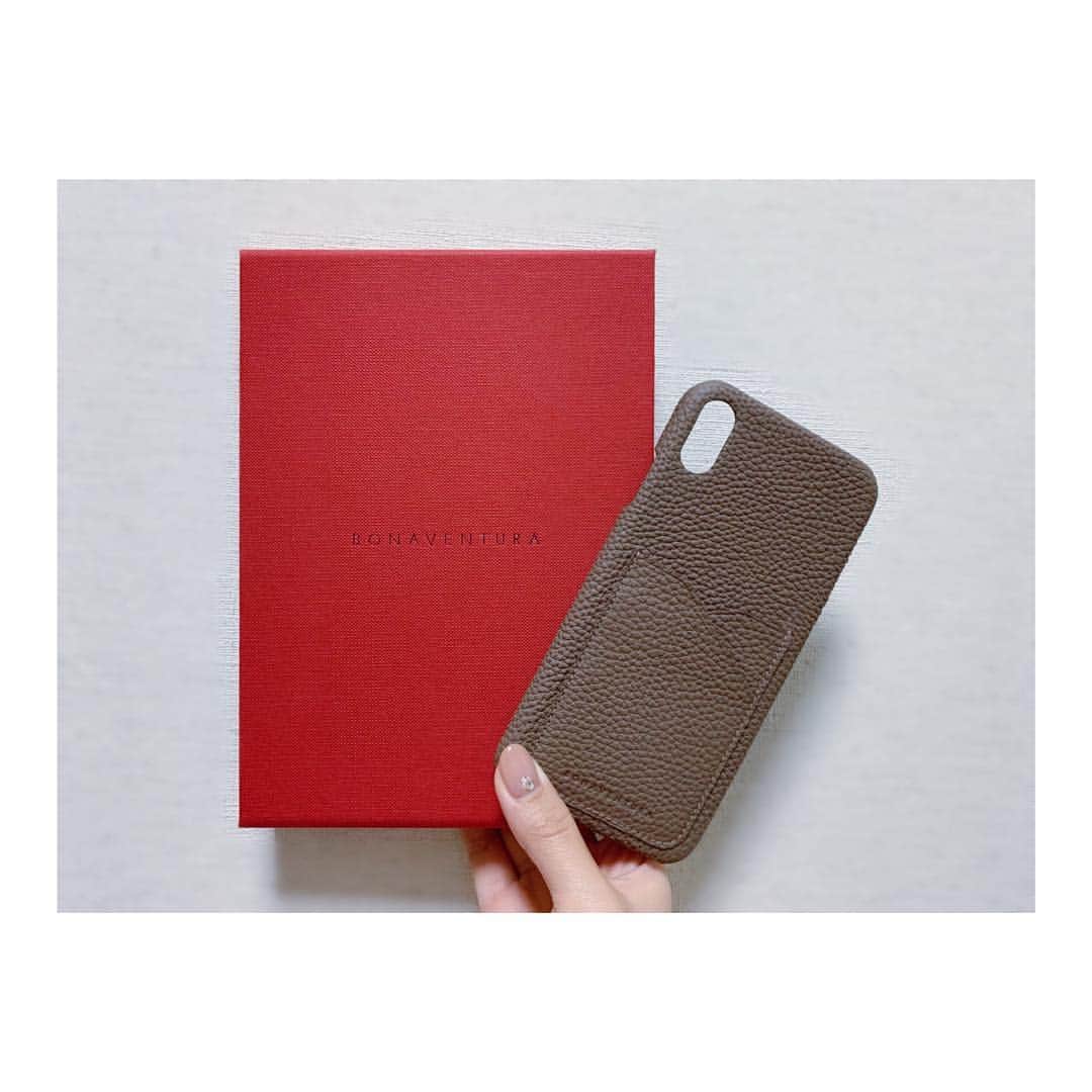 鍋谷真子のインスタグラム：「✔︎ new case ♡📱 @bonaventura.official  ようやく…♡ 可愛すぎてずっと眺めていられる。笑 hermesと同じ革を使ってるみたいで、 質感がなんといっても最高!お気に入り!❤︎ #iphonexsmax #bonaventura」