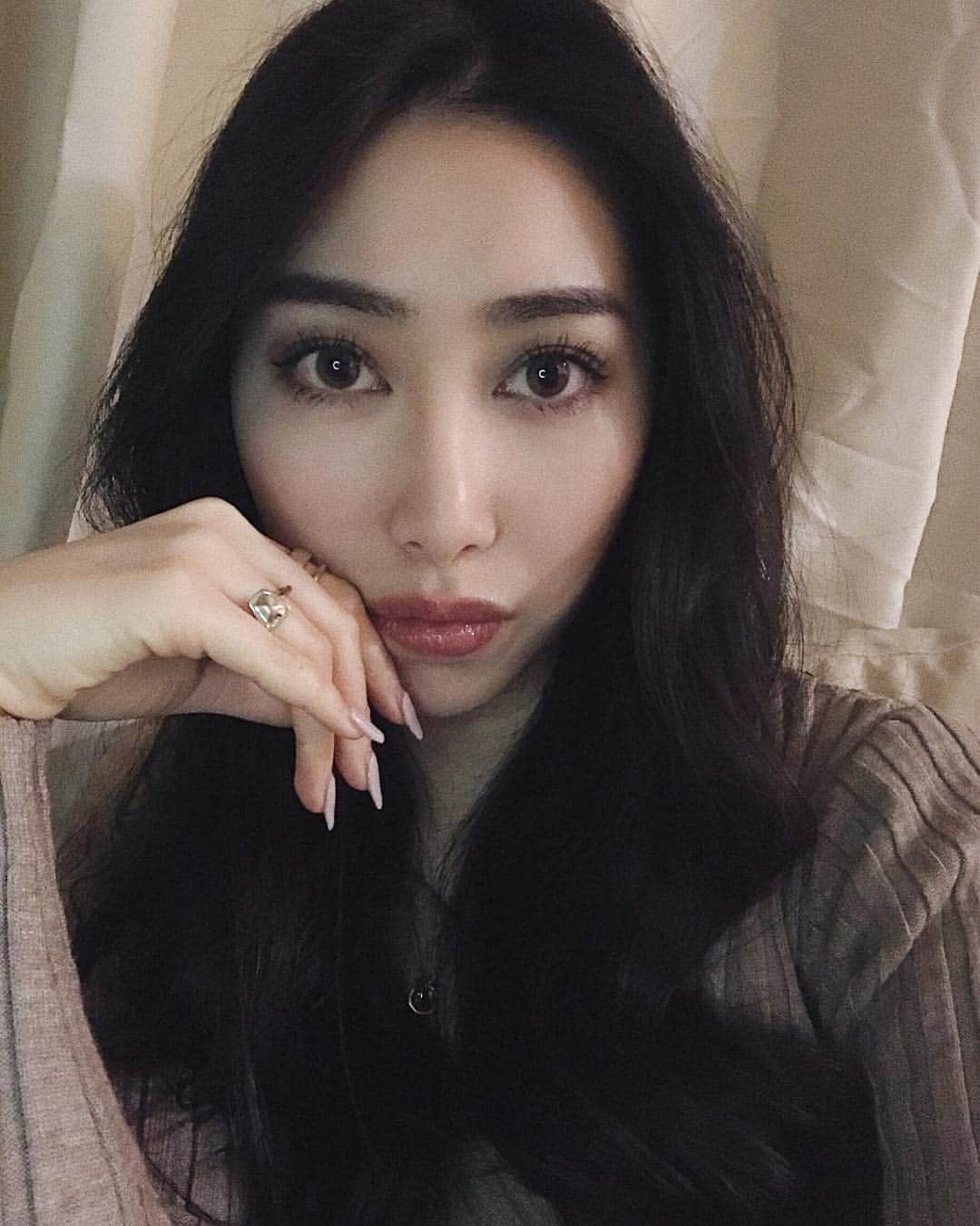 Marumiのインスタグラム：「🌚🌝 . 化粧濃くしたら タイのニューハーフ👩🏾‍🦱 . #girl  #makeup」