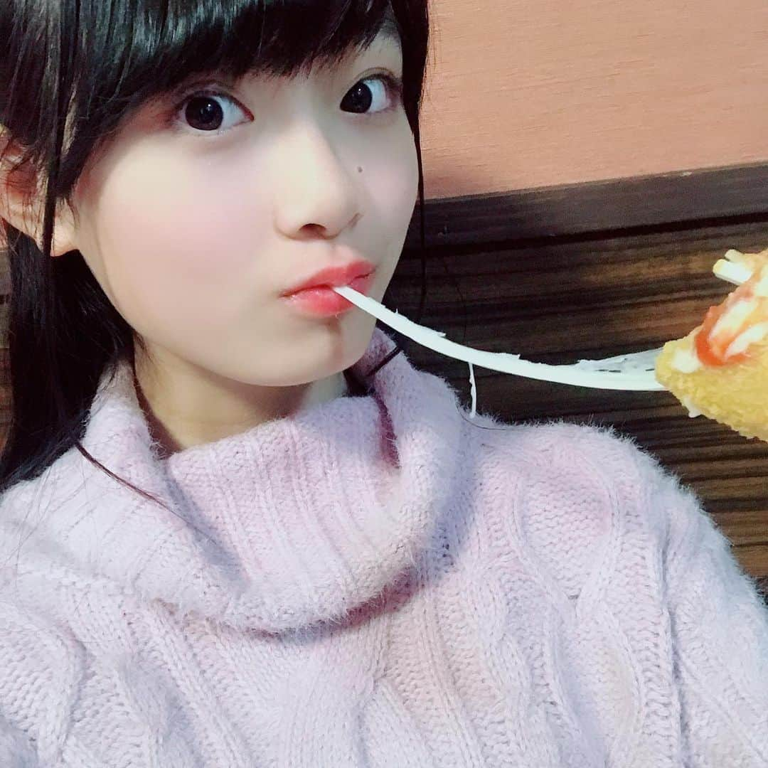 小越春花さんのインスタグラム写真 - (小越春花Instagram)「美味しすぎて2日連続で食べてしまった〜(*´∀｀*)b うまっっっ💗💗 また今度たーべよっっと😊😊 #小越春花#ngt48#チーズドック#ハマった#おいしい」11月26日 20時47分 - haruka_2525_ngt48