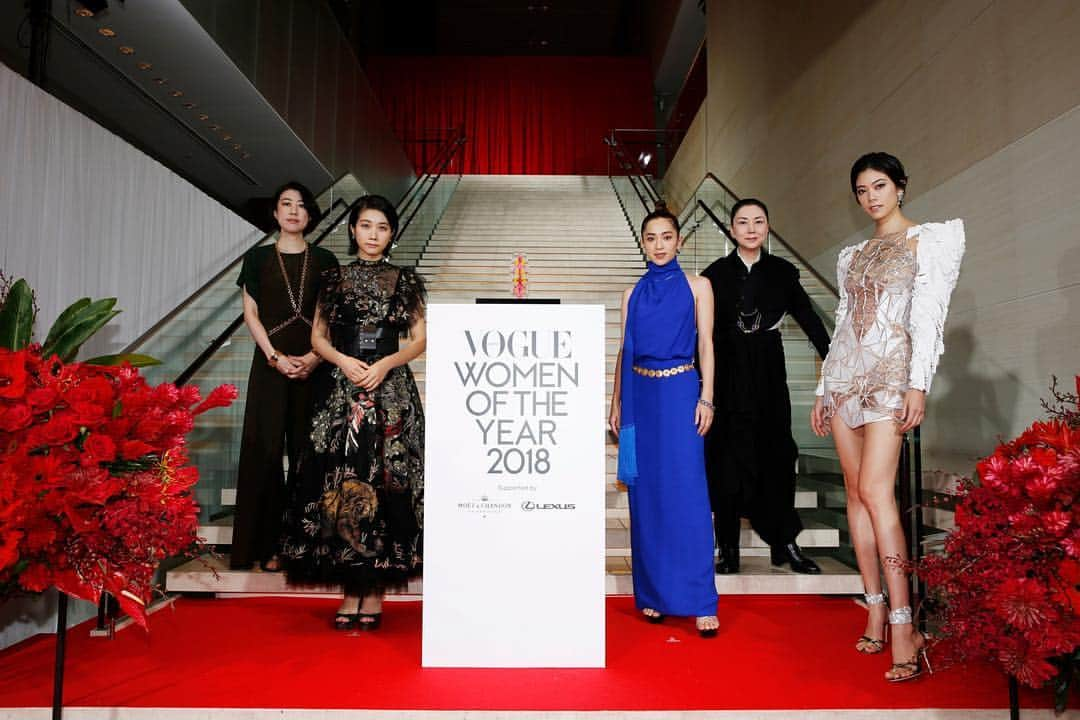 森星さんのインスタグラム写真 - (森星Instagram)「VOGUE Women of the Year 2018🌹 平成の締めくくりにこんな素敵な賞をいただけて本当に幸せに思っています。 VOGUEな女性でこれからもい続けられるように、チャレンジを恐れず突き進んでいきたいと思います⚡️ 今年も素敵な方々との出会いに恵まれ、ラブアンドサポートのおかげでたくさんの事が経験できました。 まだ2018年は終わっていないけれど、周りの友人、仕事仲間、家族、そしてサポートしてくれているみなさま、本当に本当に心から感謝しています♥︎ Thank you @voguejapan !」11月26日 21時04分 - hikari