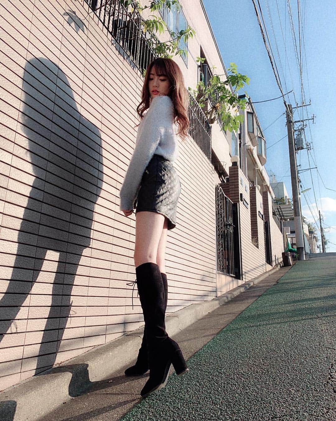 志田友美（ゆうみん）のインスタグラム：「ふわふわニット🙆‍♀️💙 色んなコーデに合うし、それにリーズナブル💗💗 #ootd #instafashion #code #knit #japanesegirl #instadiary #instagood #gu_for_all #GUstyle #gupr #セーター #フェザーヤーンセーター」
