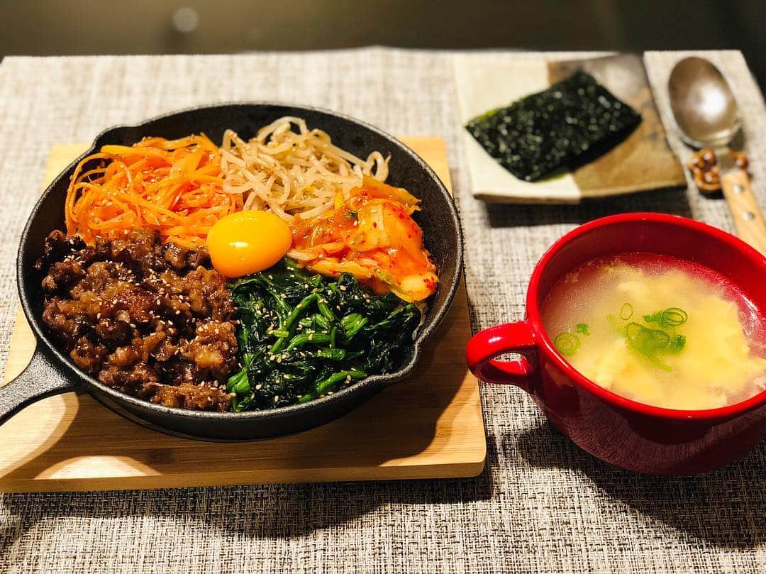真飛聖さんのインスタグラム写真 - (真飛聖Instagram)「☺︎まとぶ飯☺︎ 夜ごはん🥄  石焼風 ビビンバ。 〜スキレット鍋で〜  お肉の味付けは 焼肉のたれを使ってみましたが、 とても美味しかったです。  たまごスープ。 韓国海苔。  今日 11月26日は 『いい 風呂』の日だそうです♨️ ゆっくりと浸かって  心も身体も ポカポカしたいですね〜  #まとぶ飯 #真飛聖」11月26日 21時03分 - sei_matobu