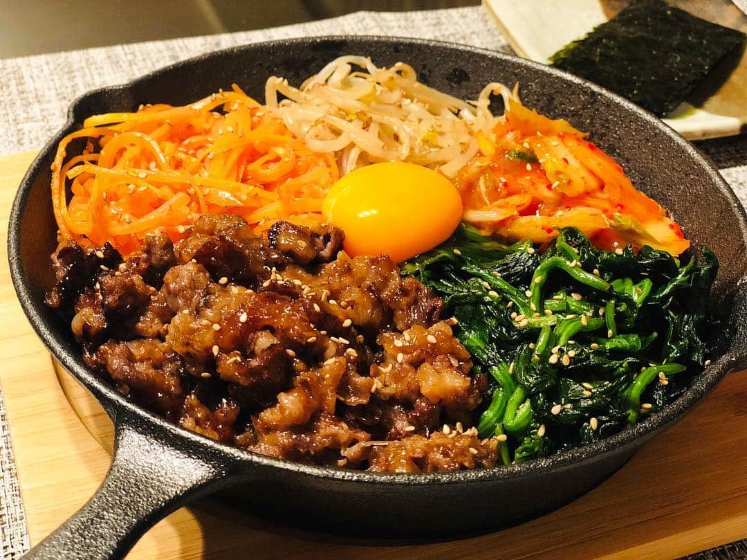 真飛聖さんのインスタグラム写真 - (真飛聖Instagram)「☺︎まとぶ飯☺︎ 夜ごはん🥄  石焼風 ビビンバ。 〜スキレット鍋で〜  お肉の味付けは 焼肉のたれを使ってみましたが、 とても美味しかったです。  たまごスープ。 韓国海苔。  今日 11月26日は 『いい 風呂』の日だそうです♨️ ゆっくりと浸かって  心も身体も ポカポカしたいですね〜  #まとぶ飯 #真飛聖」11月26日 21時03分 - sei_matobu