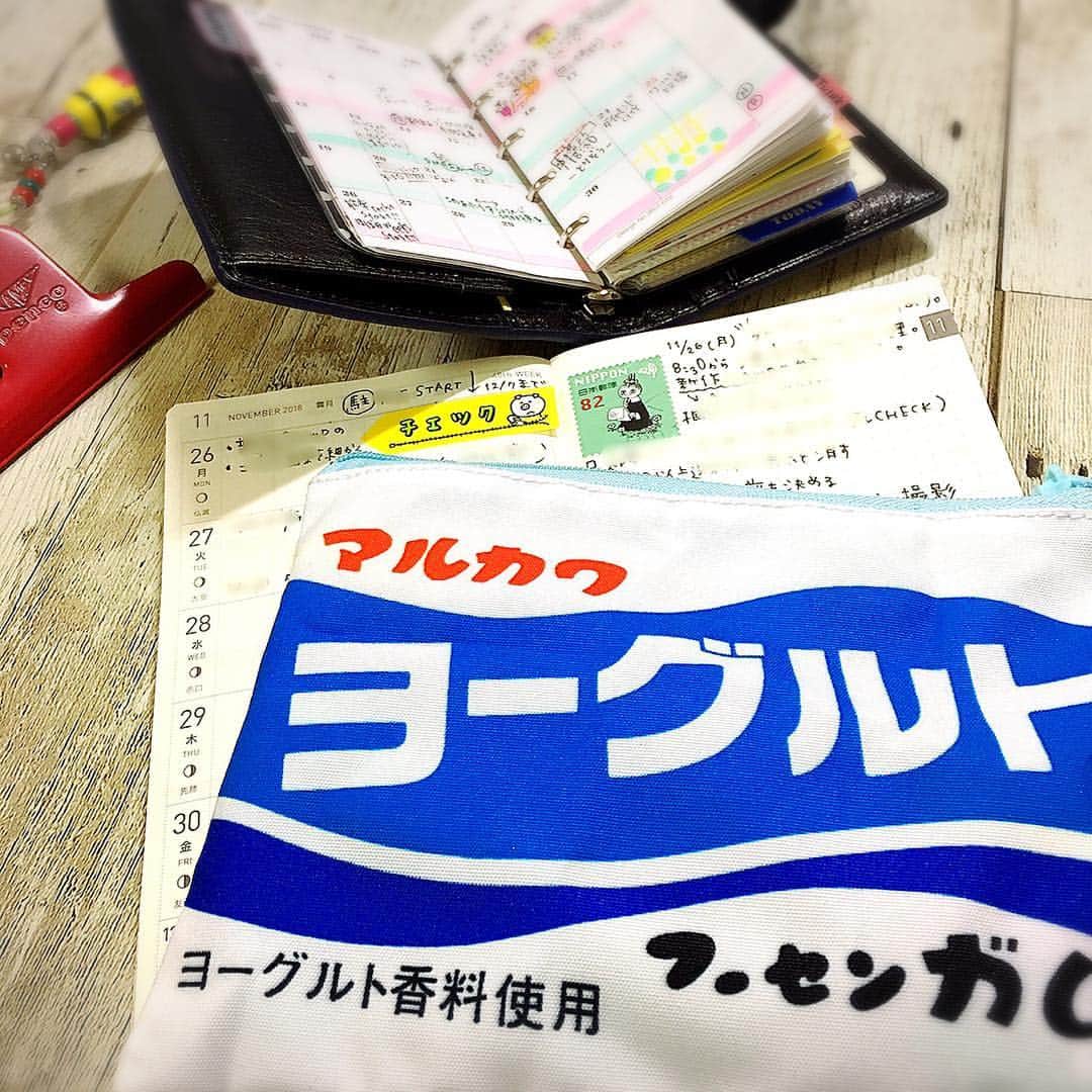 しあわせはんこさんのインスタグラム写真 - (しあわせはんこInstagram)「. 新作スタンプ準備中😊 ✨プレイカラードットだと顔の輪郭みたいになって可愛いんです💕  最近風邪で、熱、咽頭炎、咳、鼻水とフルコースだったけど、やっと2週間でほぼ完治。長かった〜💦 能率手帳小型版は体調記録のみに使う予定です。  ほぼ日weeks 今日から使えますね❤️ 仕事用なのでなかなかアップは出来ませんが、新しい手帳楽しいですね。  ヨーグルトのポーチ、ガチャガチャで出てきたんだけれど、可愛くてもっとすればよかったなぁ。中はコピックチャオと、ラベルシールを入れています。  #能率手帳小型版 #ほぼ日weeks  #マイクロ5 #しあわせはんこ  #プレイカラードット」11月26日 21時34分 - siawasehanko