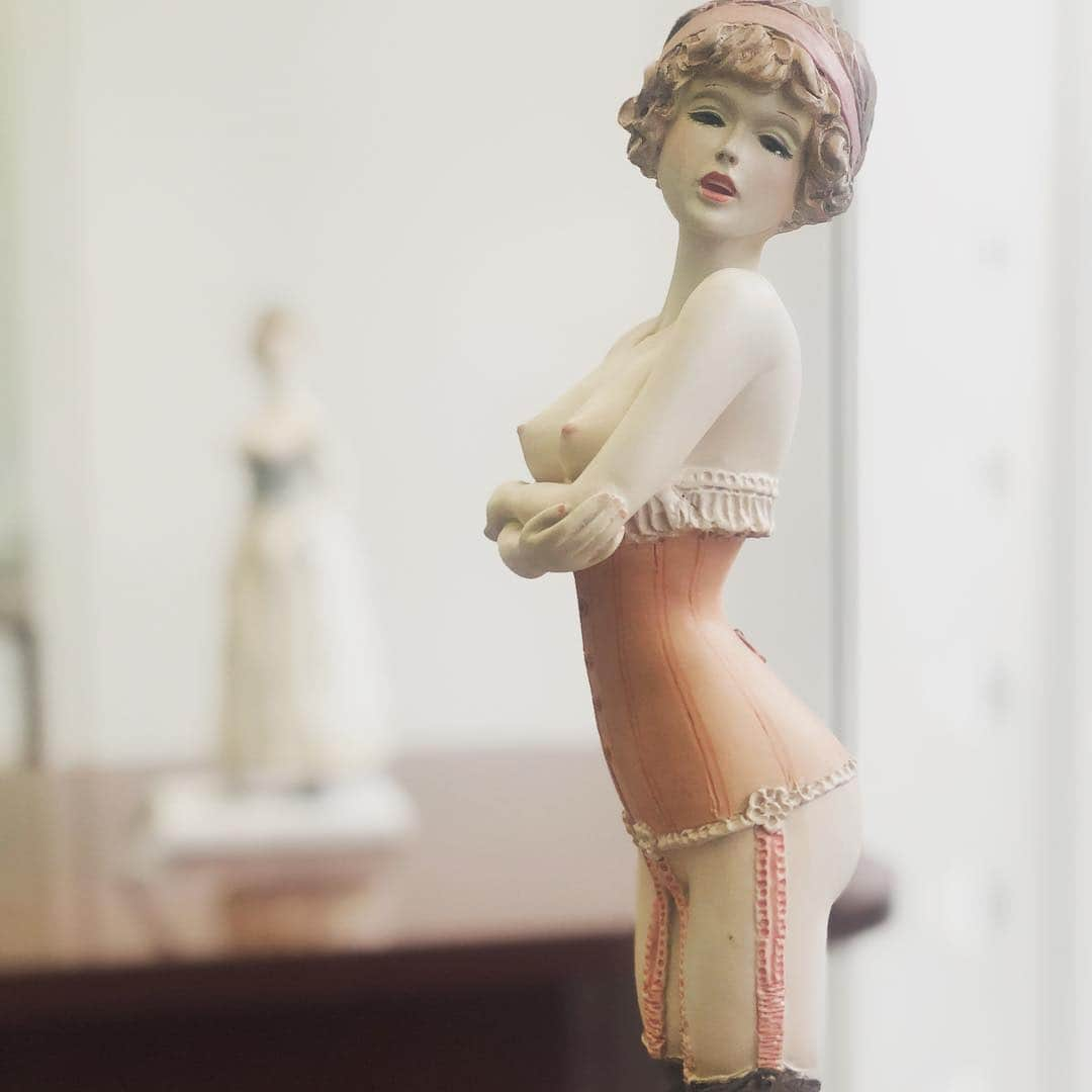 ワコールさんのインスタグラム写真 - (ワコールInstagram)「. Wacoal Antique Lingerie Doll  ガーター付きコルセット (1910年頃)  19世紀は禁欲的なモラルの下で 下着が重装備になった時代。 しかし世紀末から20世紀初めのベル・エポック時代には 享楽的な風潮が広がってセクシーで装飾的な下着が 生まれます。ストリップが人気を博したのも この時期でした。  #wacoal #lingerie #antique #doll #ワコール #アンティークドール #ベルエポック  #19世紀 #20世紀 #京都服飾文化研究財団」11月26日 21時45分 - wacoal.jp