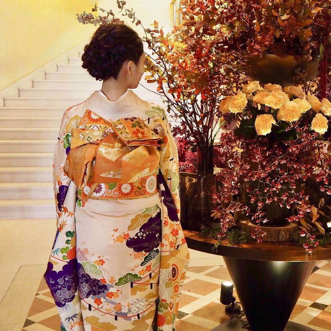 安岡あゆみさんのインスタグラム写真 - (安岡あゆみInstagram)「. 10年ぶりの振袖👘 色留袖や付け下げと迷いましたが、親族の結婚式なのでこれくらい華やかでもいいかなと思いこちらに決めました✨ 成人式の時の1回しか着ていなかったので機会があってよかった💕 古典柄が最近では珍しいそうでとても気に入っています😊 . . #kimono #karuizawa #blestoncourt #hoshinoresorts #ayumi_y_travel #着物 #振袖 #着物ヘア #着物女子 #軽井沢 #ブレストンコート #ブレストンコート軽井沢 #星野リゾート #星野リゾート軽井沢 #軽井沢旅行 #旅行 #結婚式 #結婚式コーデ」11月26日 22時08分 - ayumi_yasuoka