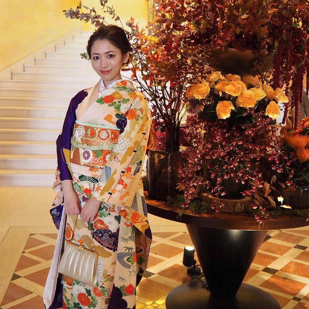 安岡あゆみさんのインスタグラム写真 - (安岡あゆみInstagram)「. 10年ぶりの振袖👘 色留袖や付け下げと迷いましたが、親族の結婚式なのでこれくらい華やかでもいいかなと思いこちらに決めました✨ 成人式の時の1回しか着ていなかったので機会があってよかった💕 古典柄が最近では珍しいそうでとても気に入っています😊 . . #kimono #karuizawa #blestoncourt #hoshinoresorts #ayumi_y_travel #着物 #振袖 #着物ヘア #着物女子 #軽井沢 #ブレストンコート #ブレストンコート軽井沢 #星野リゾート #星野リゾート軽井沢 #軽井沢旅行 #旅行 #結婚式 #結婚式コーデ」11月26日 22時08分 - ayumi_yasuoka