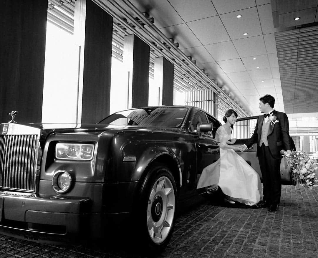 ザ・リッツ・カールトン東京 ウエディングのインスタグラム：「ホテルオリジナルのロールス・ロイスで撮影するプレシューティングは、映画のワンシーンのよう🎬 #リッツカールトン東京 #ジェニュインウエディング #ホテルウエディング #ritzcarltontokyo #genuinewedding #wedding」