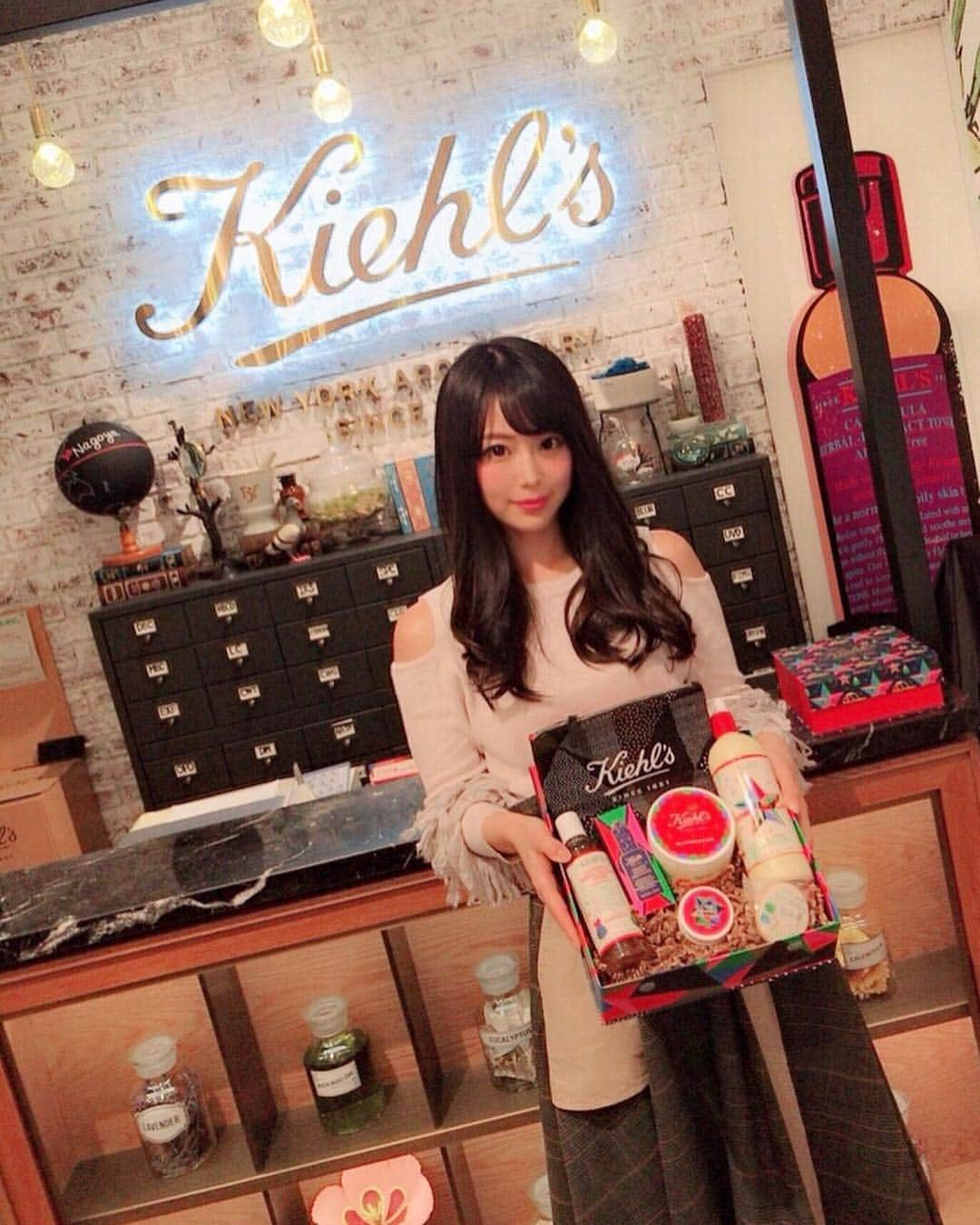 鈴木 あやさんのインスタグラム写真 - (鈴木 あやInstagram)「. @kiehls の期間限定ホリデーイベント🎄💕 キールズ “GIVE JOY” バスが全国をまわるみたい🚃💨 名古屋は明日だよ～〜〜👀💫 . 外から見ても中を見ても 可愛いバスだったよ😳🙌🏻 . バスでは色々なコンテンツが楽しめるの☝🏻 例えば...Kiehl'sでメッセージカードを書くと✍🏻 あなたの大切な人にギフトが届いたり📮_____💌. バスイベントの様子をSNSに投稿すると バス内にある巨大なアドベントカレンダー📅を 開けられたり.....♥️ . ちなみに私はハンドクリームをGETしたよ✋🏻💓 . . Kiehl'sの期間限定ホリデーギフト “GIVE JOY”は｢喜びを届けよう｣っていう コンセプトで  色々な商品を組み合わせて 自分だけのギフト選びが出来たよ🎁✨ . 大切な誰かの事を考えながら 選ぶのも楽しそうだよね☺️👍🏻 . 詳しくはWebサイトをチェックしてみてね👨🏻‍💻 . #よろこびを届けよう #キールズバス #スキンケア#ギフト #ギフトBOX #期間限定 #ホリデーイベント#限定 #バス #givejoy #クリスマス #merrychristmas #自分へのプレゼント や#プレゼント に#最適 #🙆🏻‍♂️」11月26日 22時37分 - ayachu69