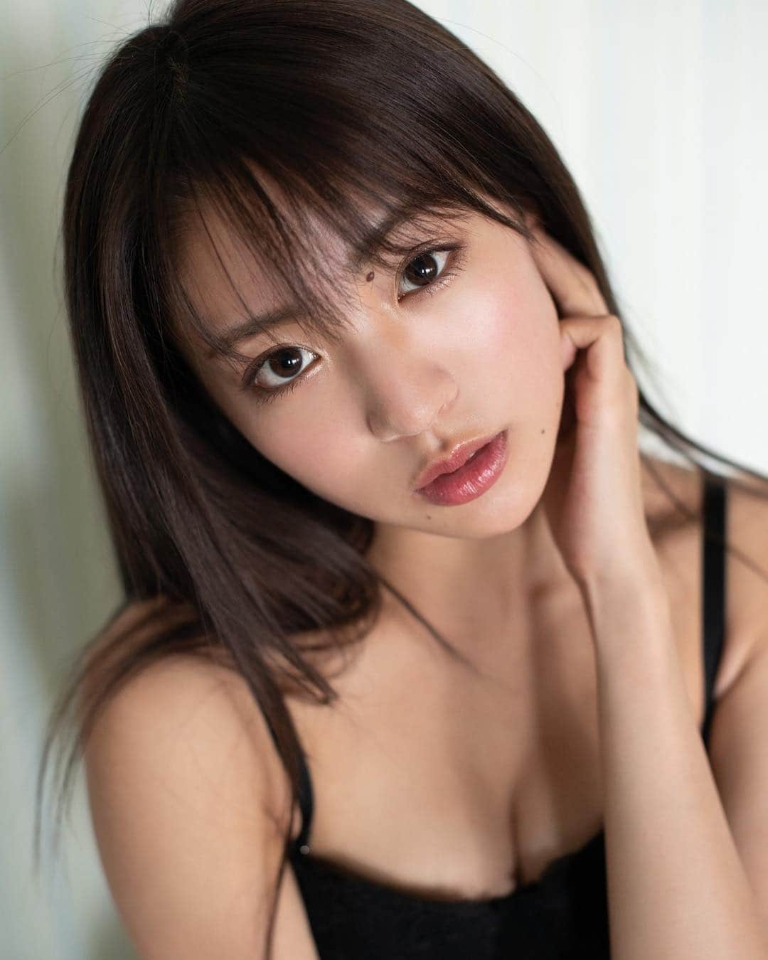 志田友美（ゆうみん）のインスタグラム：「♡週刊プレイボーイ♡ 今週の週プレに志田友美、 16Pも掲載させて頂いてます！ インタビューも含めてご覧下さい💗 オフショット載っけるね🤭 #週プレ #gravure #weeklymagazine #japanesegirl #instagood #instalike」