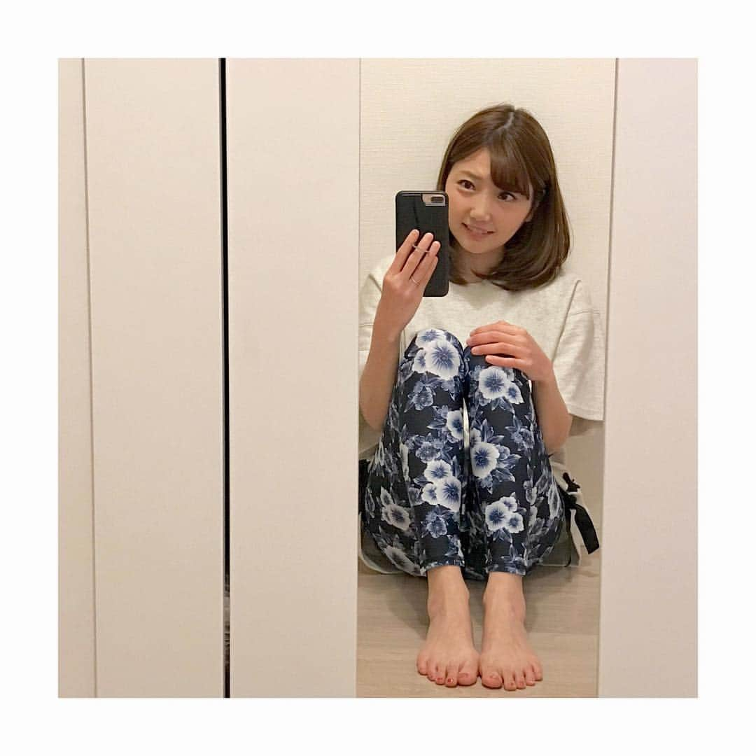 橘珠里さんのインスタグラム写真 - (橘珠里Instagram)「新しいYogaウェア☃️ ⠀ ⠀ 展示会で見て可愛くて気に入ったアイテムです♡ ルームウェアにもしてしまっています🥰⠀ ⠀ 上下ともスポーティですが、ちょっと甘めなのが珍しくて嬉しいです🎶 ⠀ ⠀ 🧘🏻‍♀️TOPS  #アイテム：#eka @ekalosangelesjapan (CF010264) ⠀ ⠀ 🧘🏻‍♀️YOGA pants #ボトムス：#eka @ekalosangelesjapan (CE020286) *----*----*----*----* #ekalosangeles #ekalosangelsjapan #pr #yoga #yogawear #yogapants #yogadaily #yogi #yogini #selfie #fitnesswear #ヨガ #ヨガウエア #ヨガウェア #🧘🏻‍♀️ #エクササイズ #ジムウェア #ジムコーデ #ルームウェア #ルームウエア #スパッツ #レギンス #リボン #花柄レギンス #ランコーデ #自撮り #ダイエット」11月26日 23時38分 - jurinu