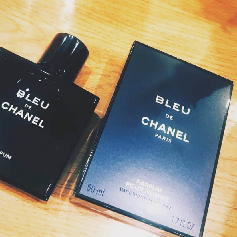 増田良のインスタグラム：「8年ぶりくらいに新しく香水を買いました。シャネル！Chanelやで！！ つけるの楽しみや〜🙋🏽‍♂️ #chanel #bluedechanel」