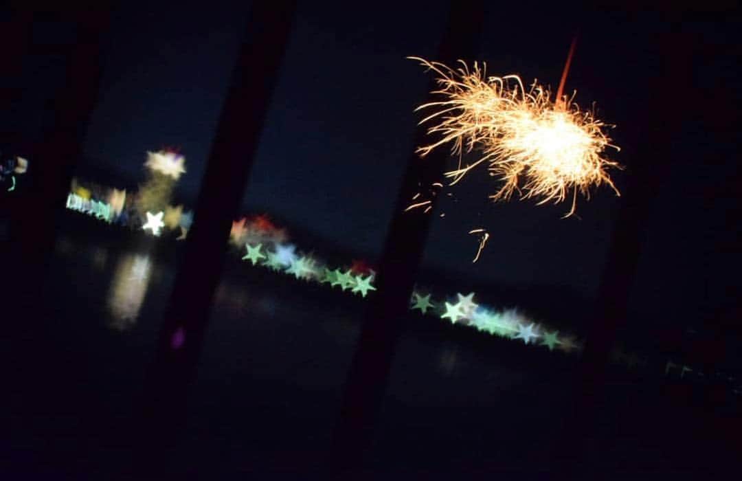 LDL TRAVEL 公式のインスタグラム：「📍: Shiga / TOKYO . 琵琶湖での線香花火🎇 . . 夏の琵琶湖も素敵。。🖤 . . . ✈︎ @05nao17 . .  #佐賀 #琵琶湖 #手持ち花火」