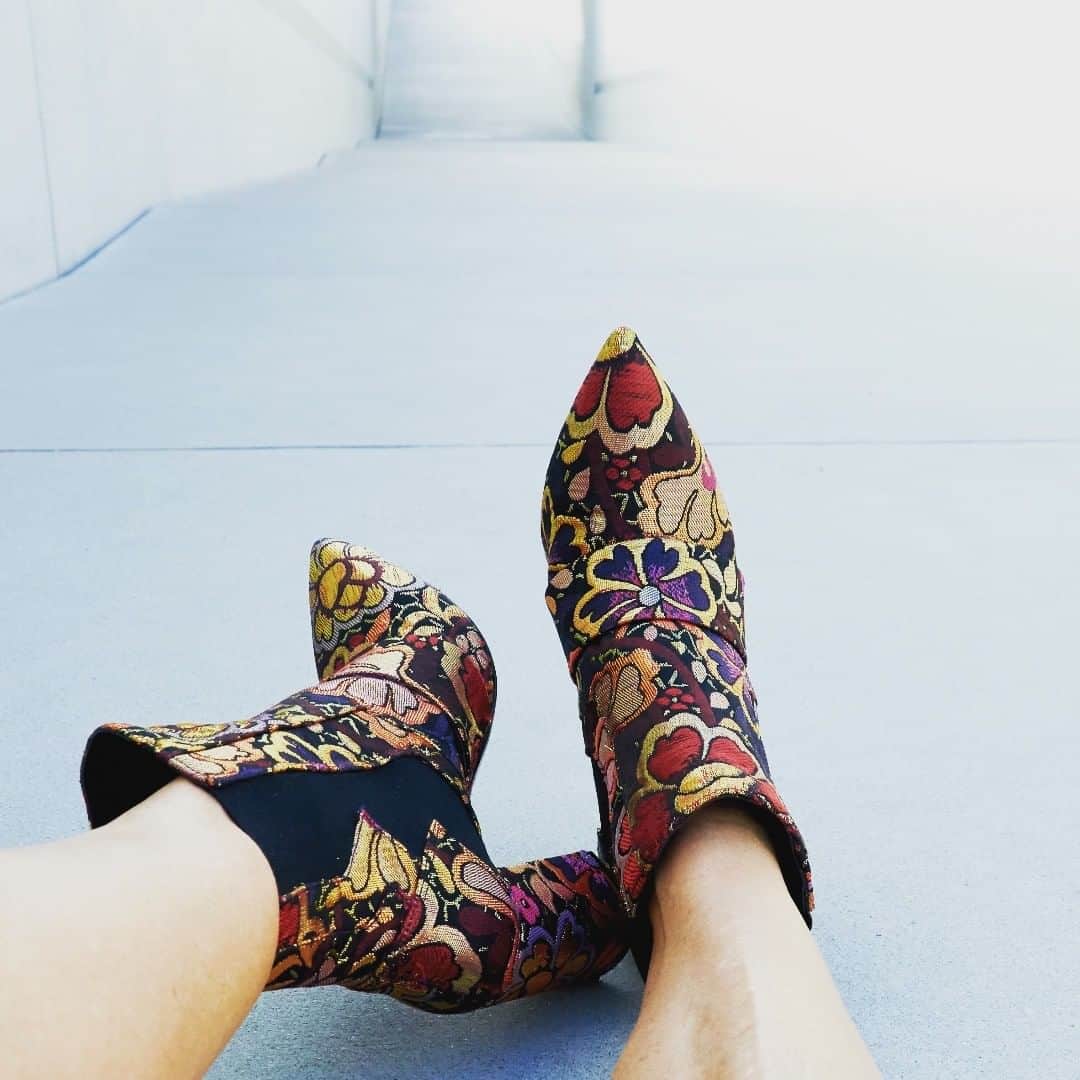 ジェロームCルソーのインスタグラム：「Psychedelic brocade booties to brighten up a cold Monday. Photography @daniellahehmann for @yourlaoffice」
