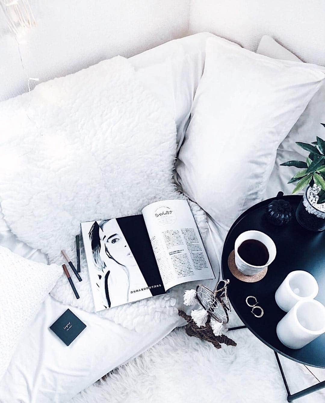 mmkhy_lifestyleのインスタグラム：「あたたかいドリンク片手に雑誌を読み耽る、そんな雨の日の過ごし方:･ﾟ✧﻿ ⠀﻿ ⠀﻿ ⠀﻿ ﻿ *＊✿❀ Thank you ❀✿＊*⠀﻿ ⠀﻿ Repost：@pepenahn﻿ ﻿ ﻿ ﻿ ﻿ ﻿ ﻿ #interior #賃貸インテリア #ホワイトインテリア﻿」
