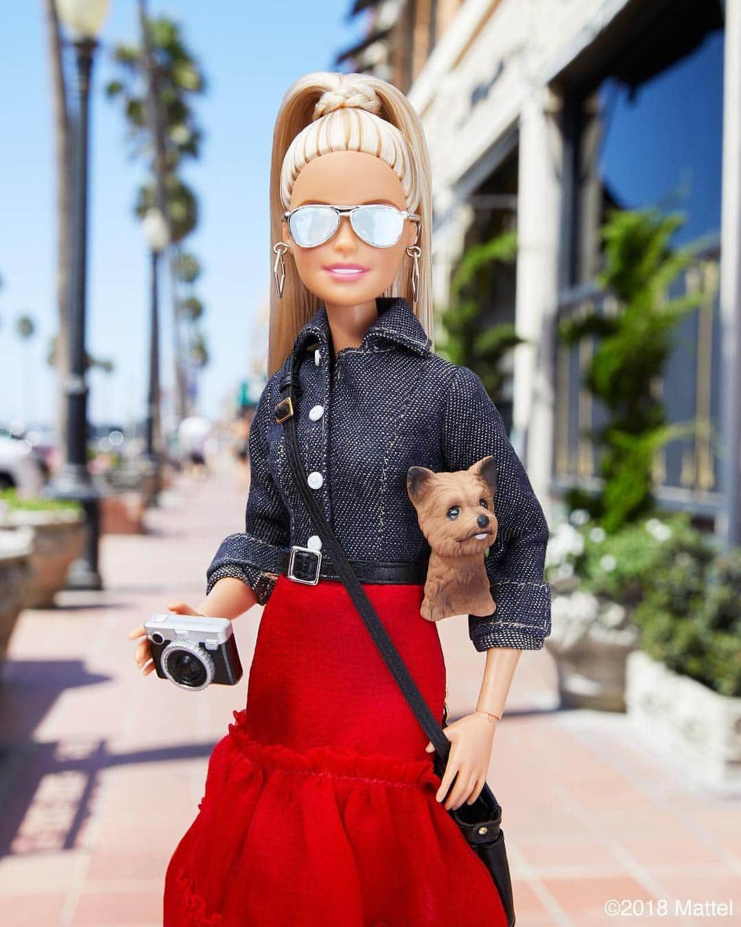 バービーさんのインスタグラム写真 - (バービーInstagram)「What a perfect day to stroll the scenic sidewalk here at Newport Beach. Miss Honey and I are ready to capture this charming city! 📸 #barbie #barbiestyle」11月27日 1時45分 - barbiestyle
