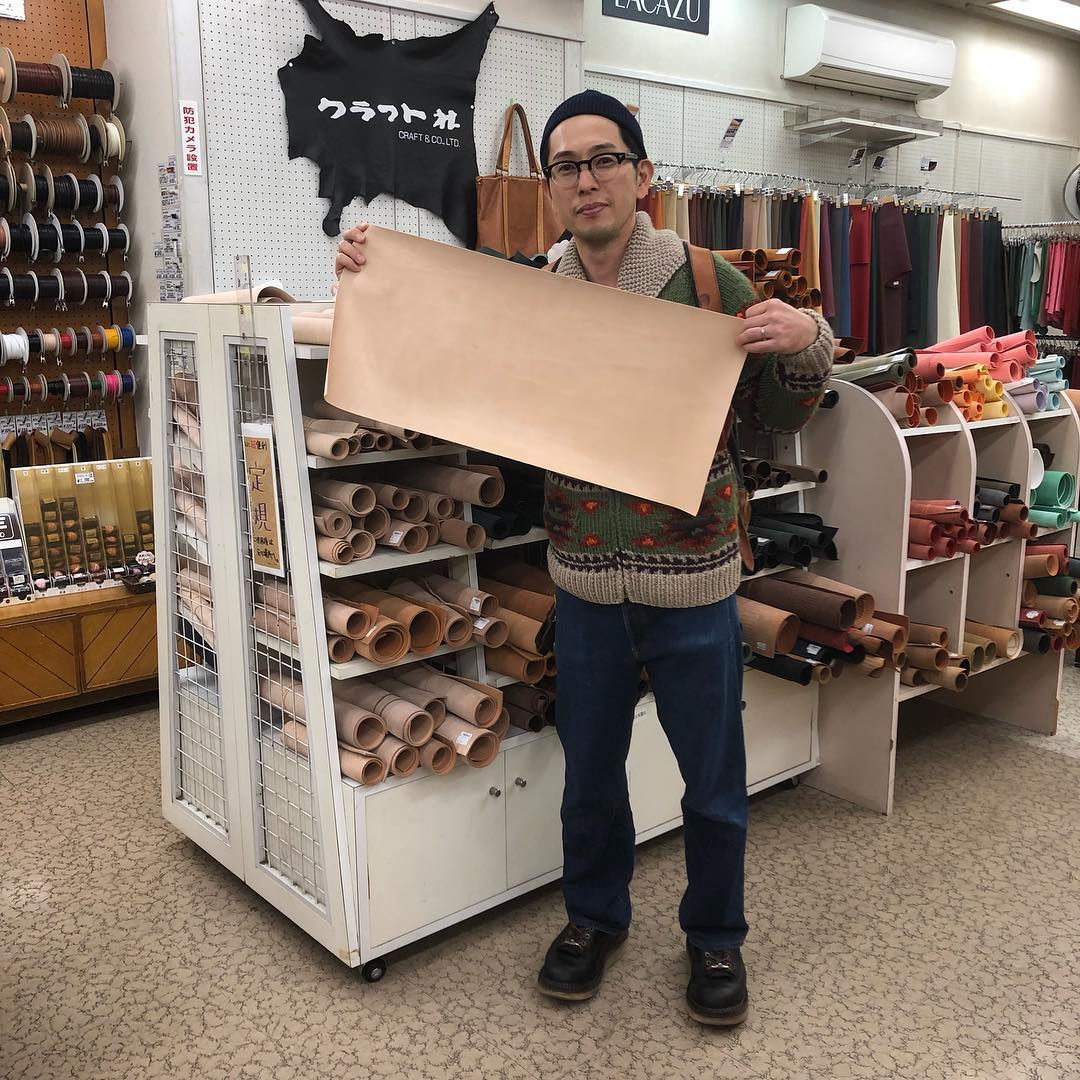 のインスタグラム：「レザークラフト‼︎荻窪にあります「クラフト社」さんで革買ったよ！近々またやります‼︎﻿ ﻿ http://www.craftsha.co.jp/ ﻿ ﻿ #クラフト社 ﻿ #レザークラフト ﻿ #アメカジボーイズ ﻿ #amecajiboys ﻿ #アメカジボーイズTV ﻿ #千葉テレビ ﻿ #チバテレ ﻿ #アメカジ ﻿ #アメカジ散策」