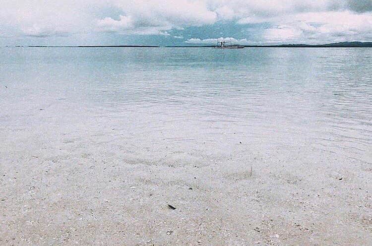 室加奈子のインスタグラム：「いーきーたーいーうみ。 きれいな海って実際入ると あ、やっぱりしょっぱあ。ってなるんよね。 なんか、なんてゆうか 見た目とのギャップ？わかる？ #海 #きれい #また行きたい」