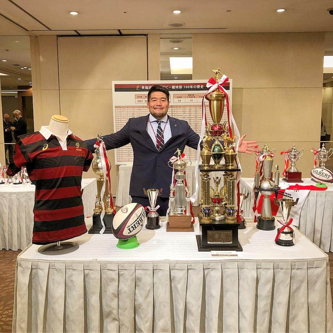 のインスタグラム：「先週、日曜日、 早稲田大学ラグビー蹴球部の創立100周年記念式典に出席しました。  諸先輩方、同期、後輩、現役の選手など多くの人に会う事が出来ました！ 僕が早稲田大学に入るキッカケとなった助言を当日、監督をされていた清宮さんにアドバイスして頂いた #佐藤友重 さんにも会えました！  公式戦1000試合以上で勝率8割を超える、勝つ組織、勝つマインドは僕のラグビー観に大きな影響を与えてくれました！  150周年、200周年を迎えられる組織になれるよう、まずは現役の選手に早明戦での勝利を期待しています！  #ラグビー #rugby #早稲田大学 #Waseda #早稲田大学ラグビー蹴球部 #創部100周年 #記念式典 #2008年卒 #権丈組 #赤黒 #アカクロ #北風 #荒ぶる」