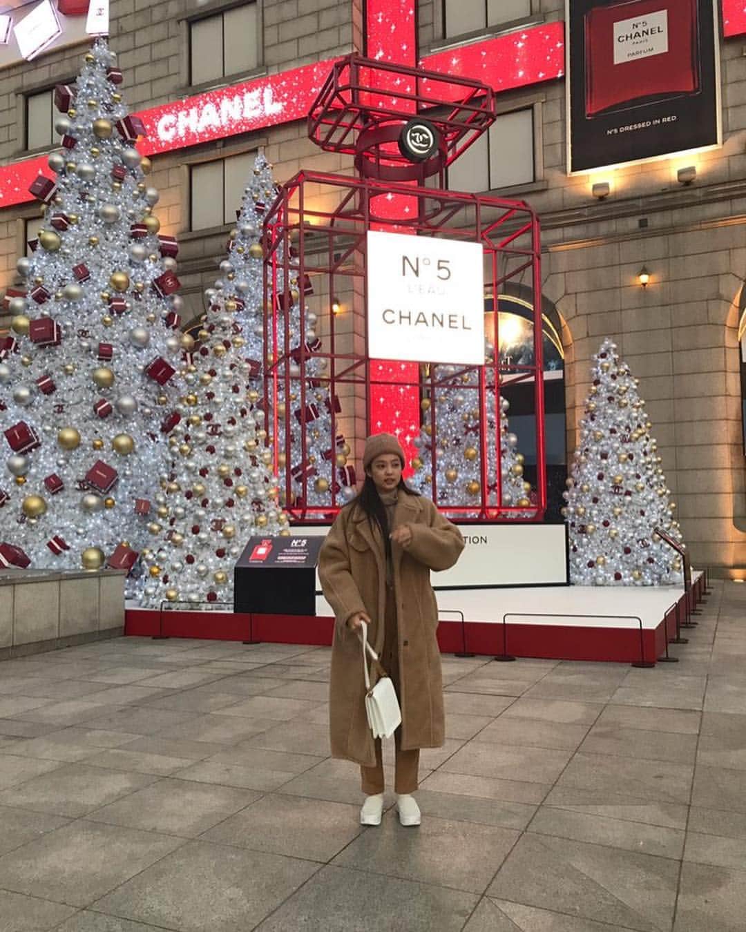ジェニーさんのインスタグラム写真 - (ジェニーInstagram)「Chanel n.5 taking me a step closer to christmas ❣️」11月27日 13時44分 - jennierubyjane