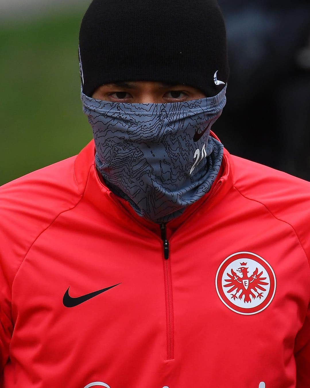 長谷部誠さんのインスタグラム写真 - (長谷部誠Instagram)「* Who’s this??🤔❄️🤧🤷‍♂️ #eintrachtfrankfurt  #sge  #sehrkalt🌬❄️🌨 #冬到来  #連戦風邪ひかないように #先日放送延期になったnewszeroは本日放送予定のようです」11月27日 6時29分 - makoto_hasebe_official