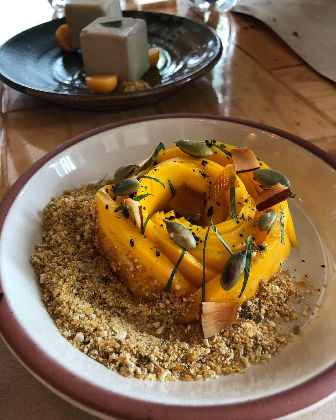 白石阿島さんのインスタグラム写真 - (白石阿島Instagram)「Heart Eyes for all the mangoes out there😍 enjoyed an amazing lunch with my parents on my last day in Guayaquil at @lapizarraec . Thank you @juanj0moran for all of the drool worthy masterpieces 🎨 I loved all of these plant-based plates🌱 my fav was the coconut cream/ cashew cream dip.」11月27日 8時19分 - ashimashiraishi