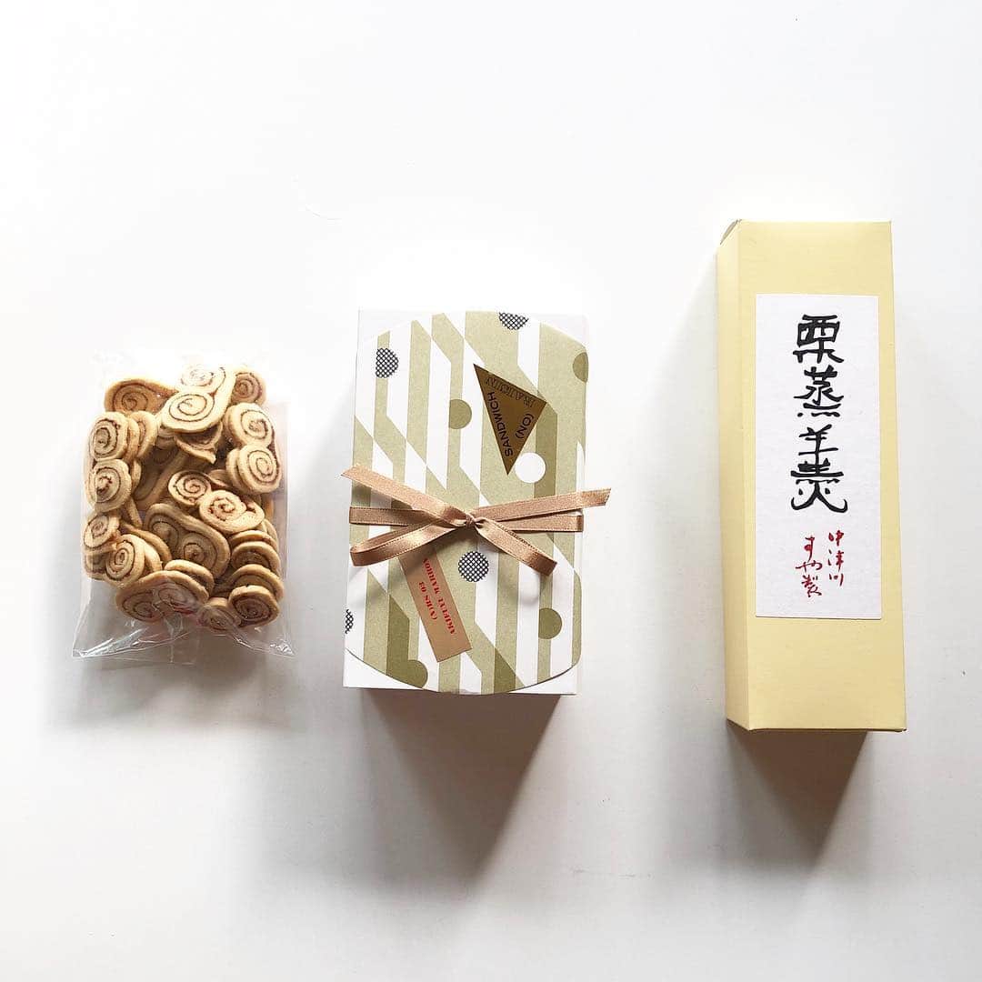 小堀紀代美さんのインスタグラム写真 - (小堀紀代美Instagram)「昨日のオヤツは、いただきもののすやの栗蒸羊羹（🌰がおいしー）と台湾土産のクッキー。ノーレーズンサンドイッチ @noraisinsandwich のマロンバージョン🌰 どれもおいしくてチビチビ食べたくなるけど、おいしいうちに、ね！」11月27日 10時15分 - likelikekitchen