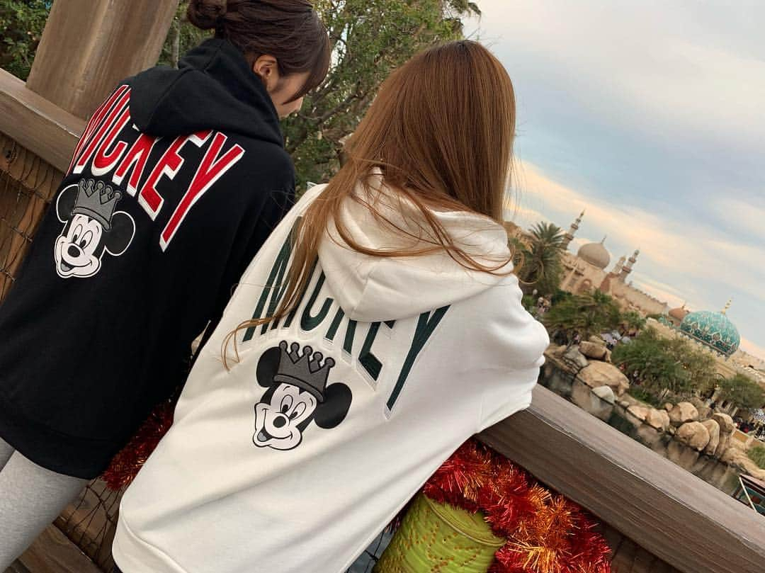 𝐀𝐬𝐚𝐤𝐮𝐫𝐚𝐌𝐢𝐰𝐚 のインスタグラム：「🐭 MICKEY…♡♡ . . #disney#disneysea#TDS#disneyfashion#fashion #mickey#mickeymouse#mickeyparker#ootd#双子コーデ#双子コーデディズニー#ディズニー#ディズニーシー#おそろ#色違いコーデ#橋の途中で#昼からビール#の図」