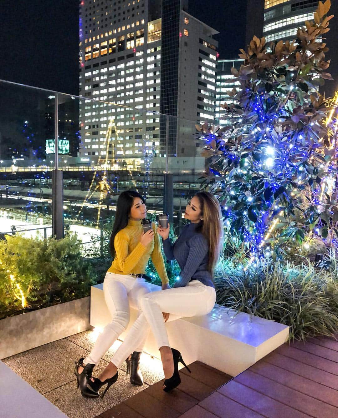 AYAMEさんのインスタグラム写真 - (AYAMEInstagram)「#deandeluca#ootd#twins#bff#autumn#whitepants#chillin#relax#tokyo#longhair#blogger#bloggerstyle#bloggerlife#heels#highneck#cafetime」11月27日 11時47分 - l.ayame