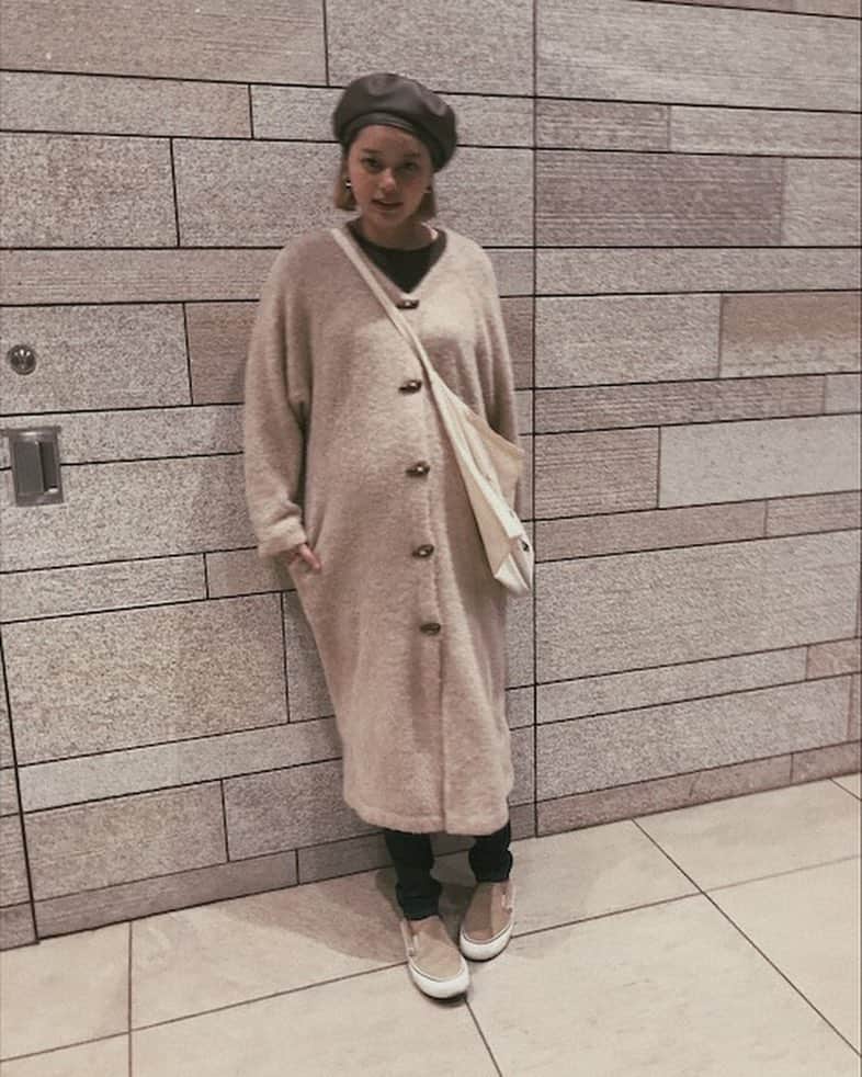 岸本セシルさんのインスタグラム写真 - (岸本セシルInstagram)「旦那と定番の映画デート🎞 「ヴェノム」観てきたよ！ 意外と笑えて面白かった！！ コーディネートは  @shikica_kiira  のロングニットカーデ。淡いベージュのモヘモヘ感が可愛い🧡💭 @beautyandyouth_official  で買ったレザーのベレー帽も今季のお気に入り。ブラウンだから今のヘアカラーにも合う🍁  全体的に茶で纏まってる。最近、ベージュとかブラウンに目がいく🦔  #ルー妊婦コーデ ＃ブラウンコーデ #なんかほっこり系 #二子玉ママな感じ #勝手な妄想」11月27日 12時01分 - cecil_lu