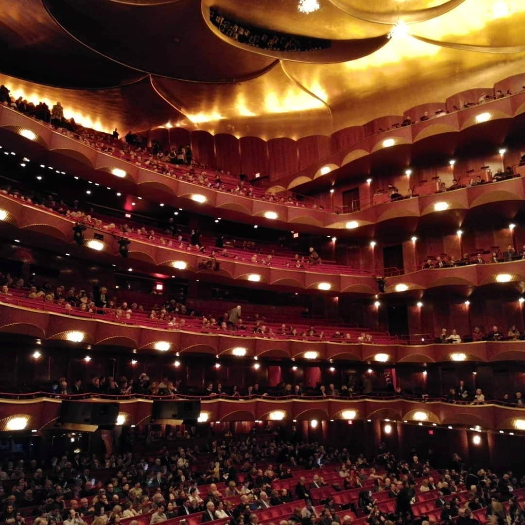 杉山由紀子さんのインスタグラム写真 - (杉山由紀子Instagram)「本当にメトロポリタン歌劇場はすばらしかった💖 * えむさんに色々きいて素敵な席での観賞✨✨✨ * * box席はこんな感じですべてに扉が✨ 鍵がかかっていて、毎回あけてくださります💖 * さらに贅沢な気分でした✨ * * #マイアミ  #miami  #ニューヨーク #NYC  #メトロポリタン歌劇場 #素敵 #美しい #旅行 #trip #america #angiethecat」11月27日 12時25分 - yukikosugiyama
