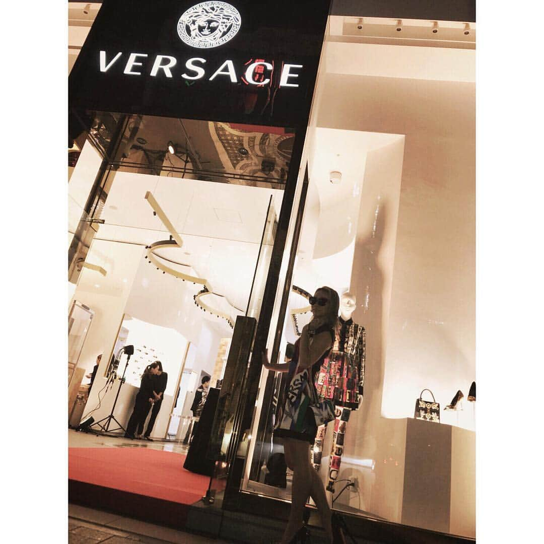 倖田來未さんのインスタグラム写真 - (倖田來未Instagram)「本日は、VERSACE GINZA(@versace @versus_versace)の3周年記念パーティーにご招待いただき、行ってきました❤️﻿ 新作もたくさん見てきたよ！﻿ ベルサーチェは、セレブリティの代表ですね。﻿ とってもステキなアイテムをゲットして帰ってきました😍 近々ご披露しますねーー！！﻿ ﻿ #VERSACE #GINZA #VersaceGinza #3years #ANNIVERSARY  #fashion #make #bag #dress  #brand #celebrity #celeb #artist #singer #kodakumi #倖田來未」11月27日 22時12分 - kodakumi_official