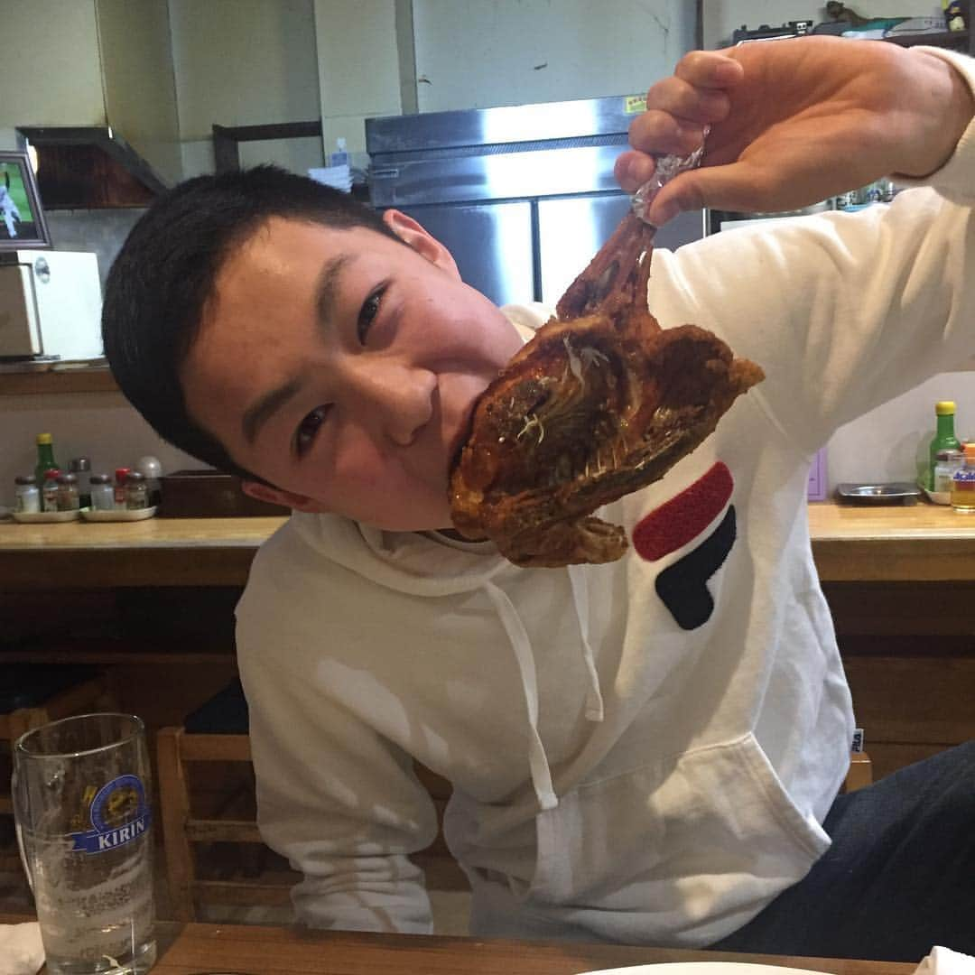 笠原祥太郎さんのインスタグラム写真 - (笠原祥太郎Instagram)「新津名物「半身揚げ」 結婚祝いもしていただきました！ 鳥久さんありがとうございます！ #新潟 #新津 #鳥久 #半身揚げ #弟」11月27日 22時35分 - kshrstr0317