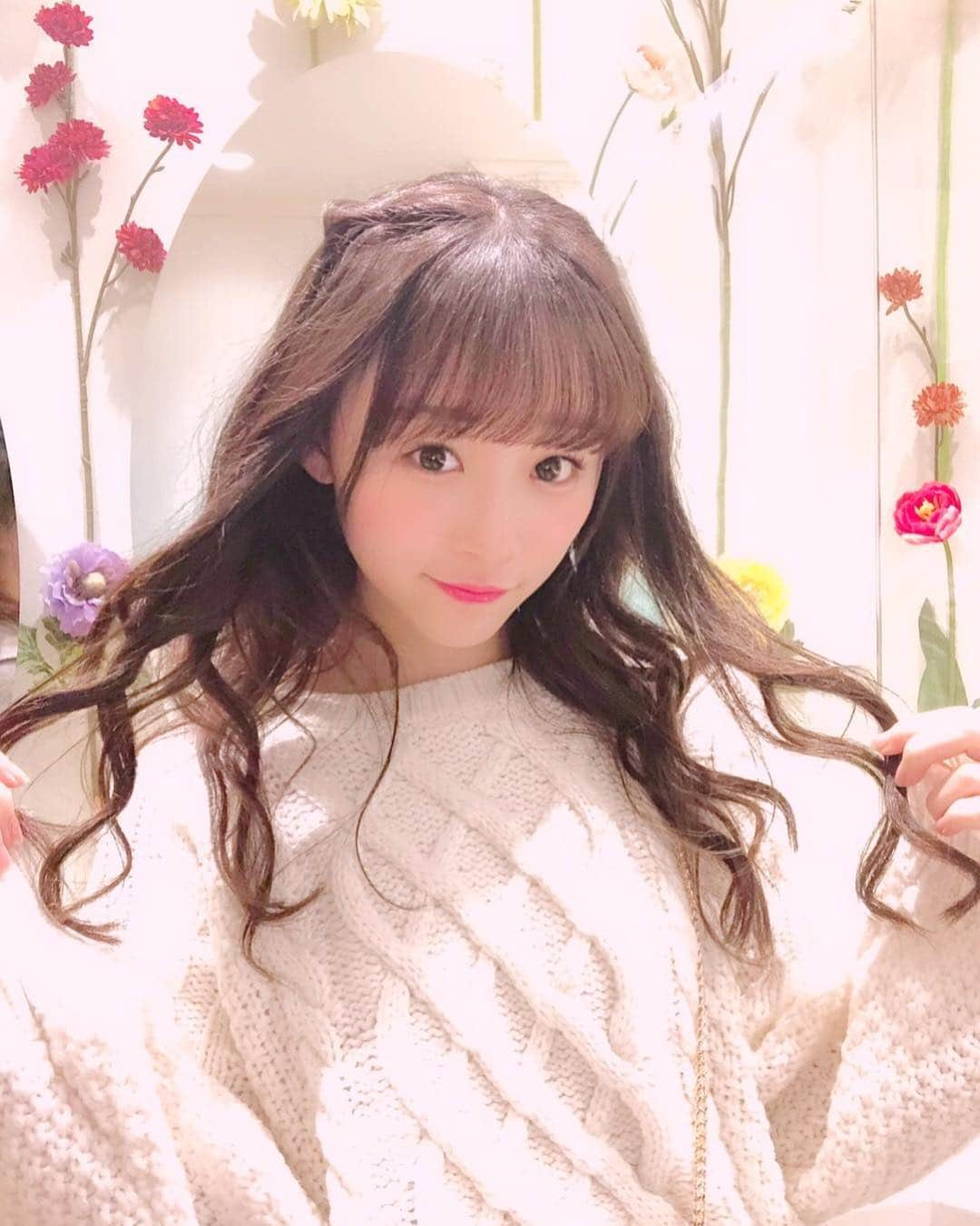 音嶋莉沙さんのインスタグラム写真 - (音嶋莉沙Instagram)「最近寒くなってきたね😕 🍃 👗Risaコーデ👗 tops❤︎ @gu_global  shoes❤︎ @niceclaup_official_  bag❤︎ @tocco_closet  スカートは、どこのか忘れちゃった😥  髪型は、両サイドをくるりんぱして巻いたよ♡ 自分でアレンジしてみた💕  #私服 #くるりんぱアレンジ  #プチプラコーデ #Risaコーデ」11月27日 22時38分 - otoshima_risa