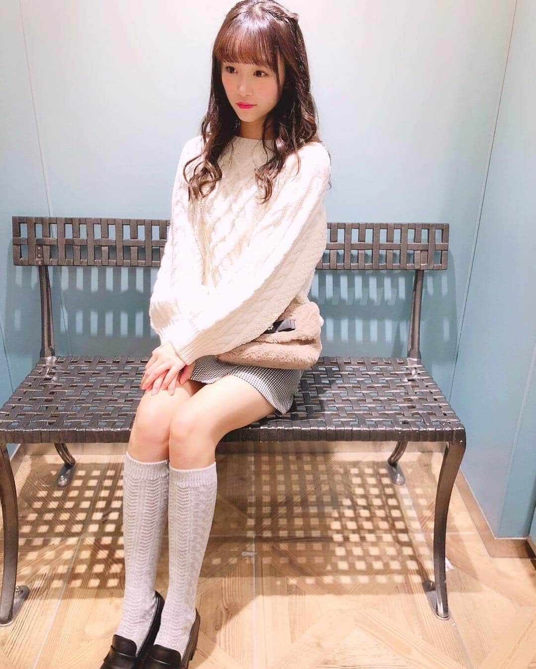 音嶋莉沙さんのインスタグラム写真 - (音嶋莉沙Instagram)「最近寒くなってきたね😕 🍃 👗Risaコーデ👗 tops❤︎ @gu_global  shoes❤︎ @niceclaup_official_  bag❤︎ @tocco_closet  スカートは、どこのか忘れちゃった😥  髪型は、両サイドをくるりんぱして巻いたよ♡ 自分でアレンジしてみた💕  #私服 #くるりんぱアレンジ  #プチプラコーデ #Risaコーデ」11月27日 22時38分 - otoshima_risa