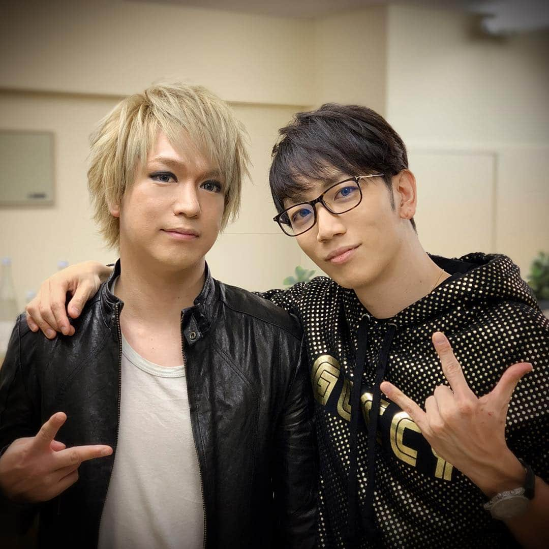 鮫島巧さんのインスタグラム写真 - (鮫島巧Instagram)「【小島】﻿ ﻿ 久々のフルメイクのVALさん @val.on.drums ﻿ ﻿ 数少ない同い年の気が合うミュージシャン。﻿この人といると楽しいし、お互い楽ですわ。﻿ ﻿ 今日は一緒にイベントしてきました。  #プロデューサー として参加した #GACKT 兄の #誕生日ライブ  #LASTSONGS  #DVD #bluray #発売記念 #ファンの皆様との #先行試写会イベント でした。 #みんな泣いて #感動して #生の声を聞けた #良き企画でした #後日映像アップします」11月27日 22時48分 - takumisamejima