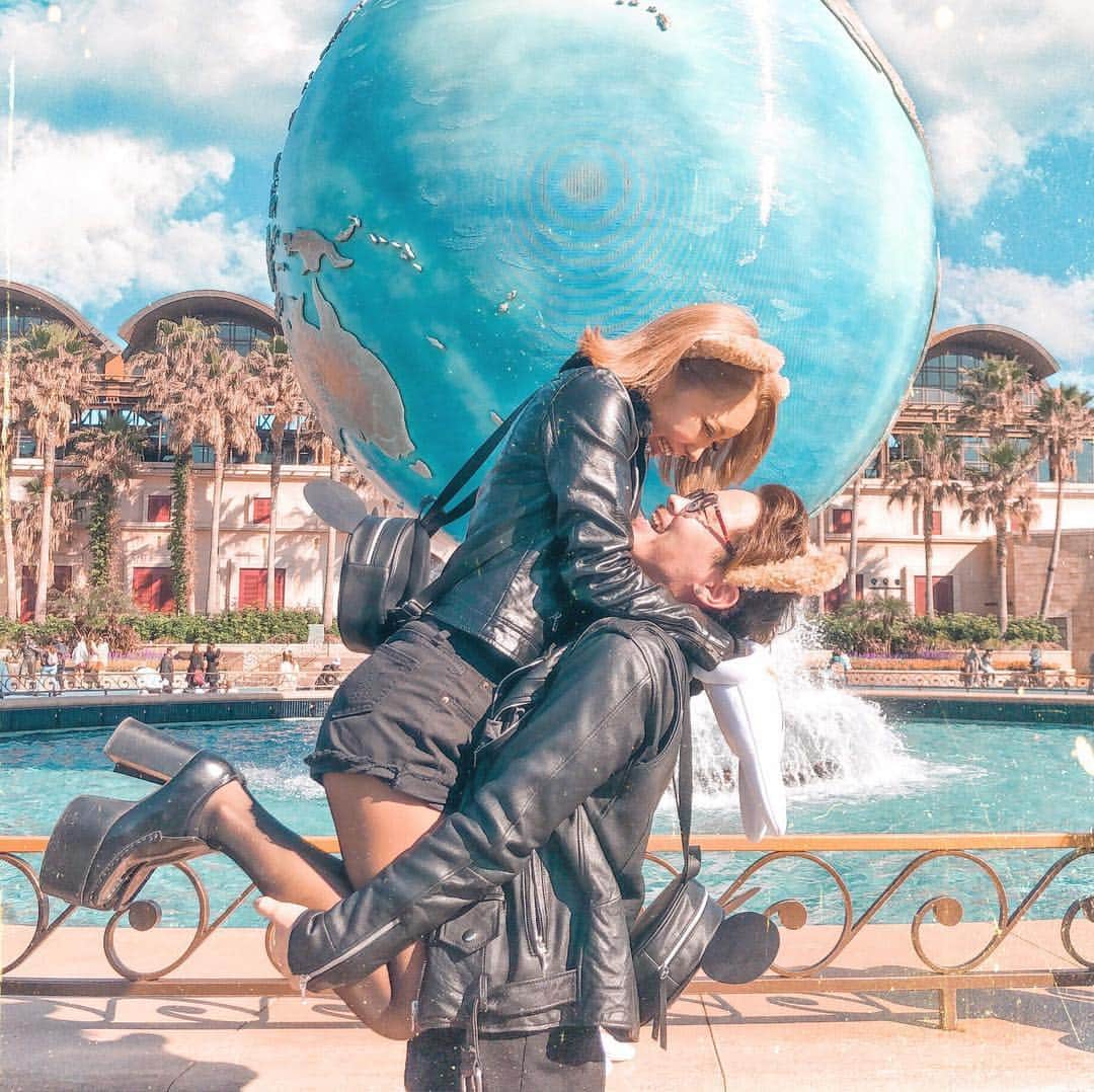 とみmamaのインスタグラム：「💑🏰💛 . . 家族では来てたけど 二人きりでは4年ぶり？で 夫婦になってから二人では 初めてのディズニー🐭❤️ . . 久しぶりの二人きりディズニーデートで 久しぶりに手繋いで歩いたりお揃いの耳つけてみたり 久しぶりのドキドキ感にきゅんきゅんして 改めてこの人大好きだなあと感じた１日でした❤️笑 . . いつもわがままな私のそばにいてくれて そばで支えてくれてありがとう💛 大好きで自慢の旦那さん☺️❤️ . . . そしてこんな素敵な一日をプレゼントしてくれた りえりえ @____rie_xx 本当にありがとう😭❤️ . . . #夢の国からの現実感て凄い笑 #日曜日混みすぎてて次は平日行きたい #tds #disneysea #disney #disneyphotography #couplephoto #coupledisney #ディズニーシー #ディズニーコーデ #カップルディズニー #ディズニー写真部 #リンクコーデ #カップルフォト #夫婦デート #夫婦コーデ #ディズニー #ディズニー35周年 #disneyfashion #disneycode #tdl #カップルコーデ #カップルフォト倶楽部」
