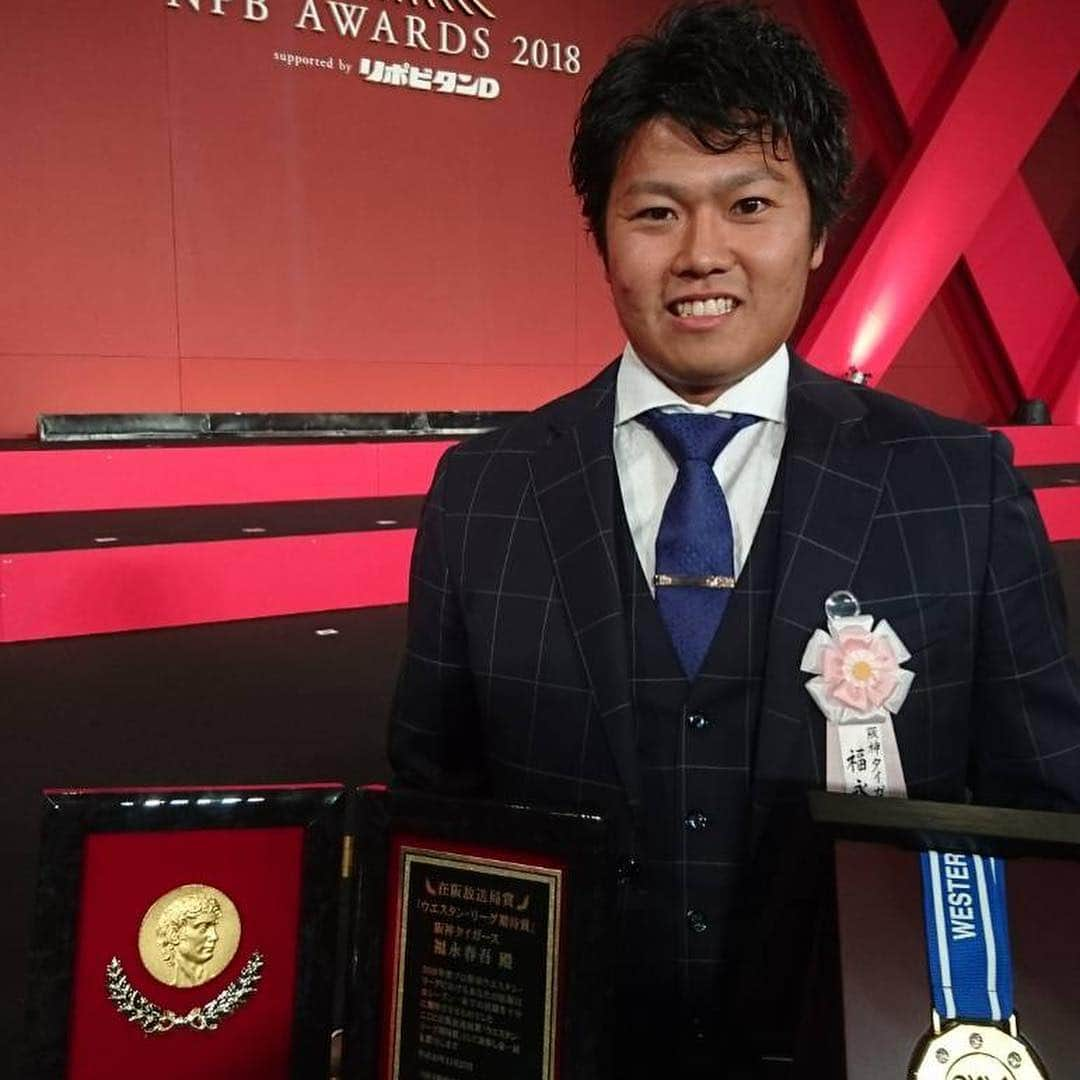 阪神タイガースさんのインスタグラム写真 - (阪神タイガースInstagram)「今日行われたNPB AWARDS 2018のファーム表彰式に出席しました！ #矢野燿大 監督 #ファーム日本一 #福永春吾 選手 #最優秀防御率投手賞 #勝率第一位投手賞 #デイリースポーツ選定技能賞 #報知新聞社選定殊勲賞 #在阪テレビ選定期待賞 #青柳晃洋 選手 #最多勝利投手賞 #サンケイスポーツ選定優秀投手賞 #伊藤和雄 選手 #最多セーブ投手賞 #優秀選手賞  #板山祐太郎 選手 #日刊スポーツ選定努力賞 #島田海吏 選手 #ベースボールマガジン社選定ビッグホープ賞 #阪神タイガース」11月27日 14時56分 - hanshintigers_official