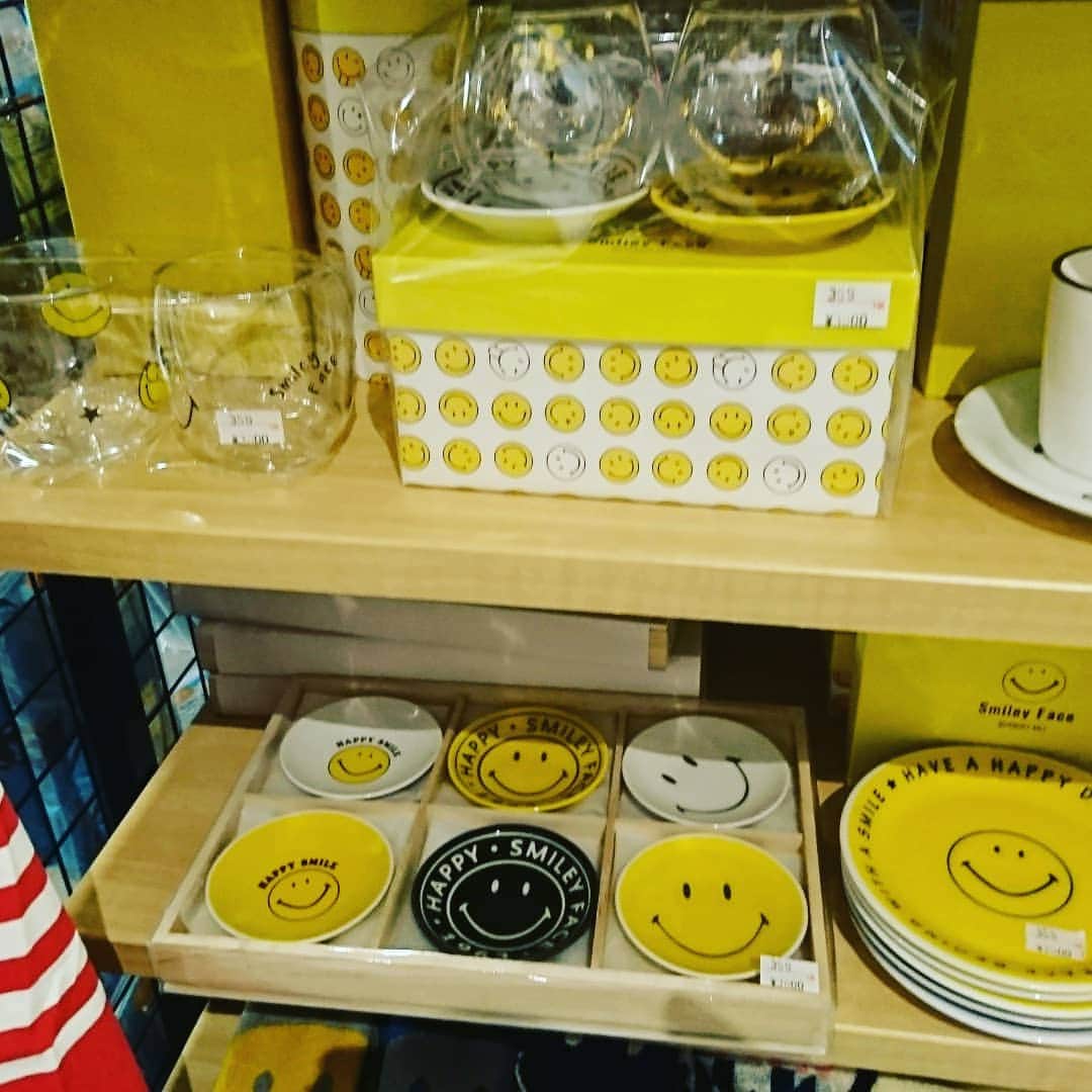 Smileyface公式アカウントのインスタグラム：「全部集めたい!!心くすぐる可愛すぎる食器達(*^O^*) #食器 #グラス #マグカップ #箸置き #お皿 #コレクション #キッチングッズ #スマイル #スマイルくん #笑顔 #スマイルマーク #にこちゃん #ニコちゃん #にこちゃんマーク #ニコちゃんマーク #スマイリー #笑顔が素敵 #おしゃれさんと繋がりたい #smile #smiley #フォロバ #フォローミー #follow #followme #follow4follow」